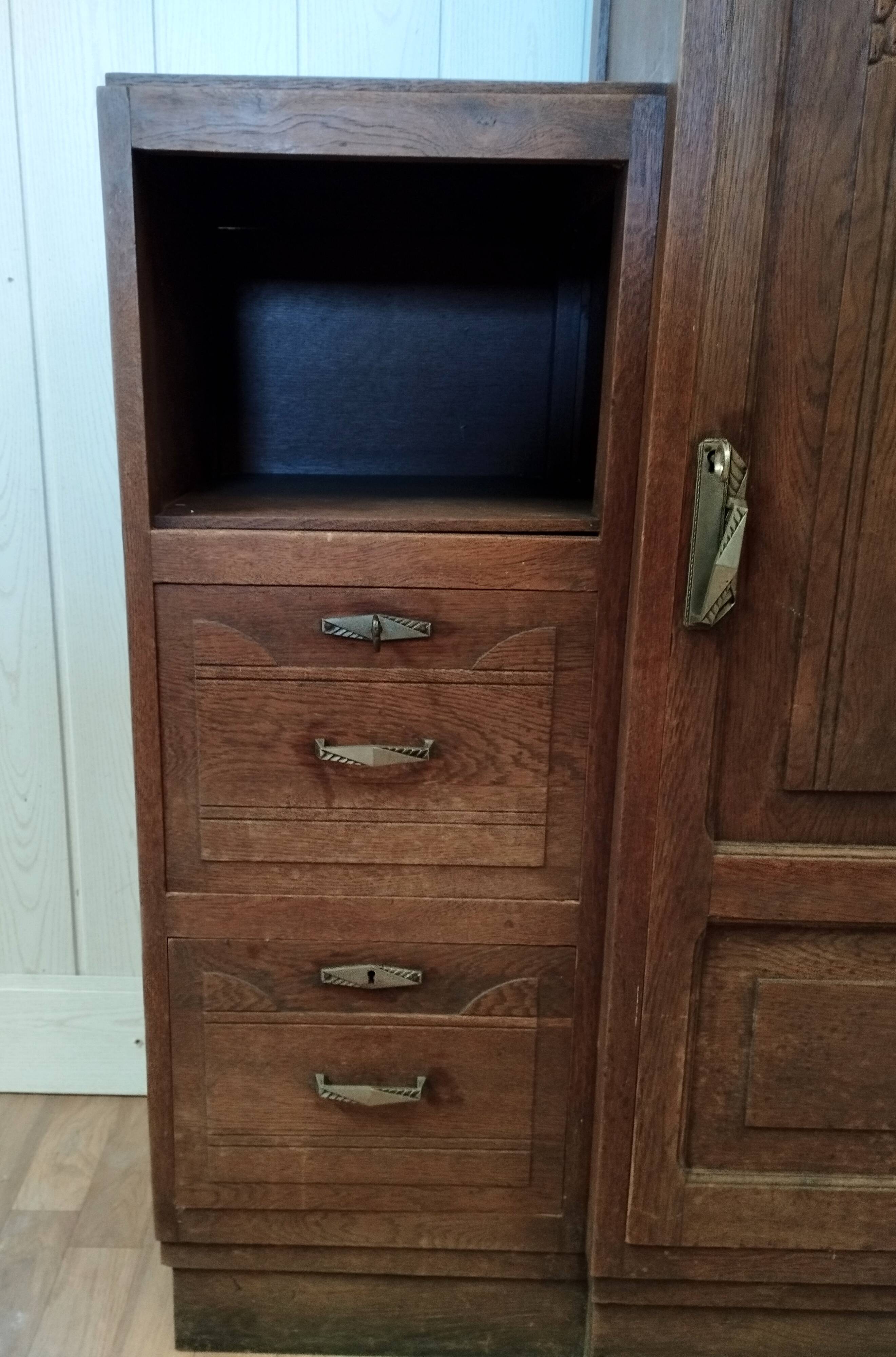 Asymmetrical vintage wardrobe 50s