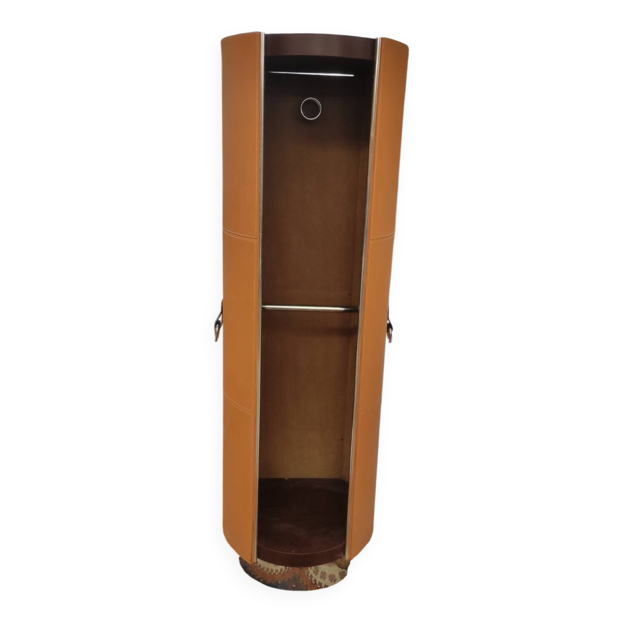 Rotating wardrobe