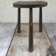 Tabouret de traite pieds tripodes bois foncé vintage