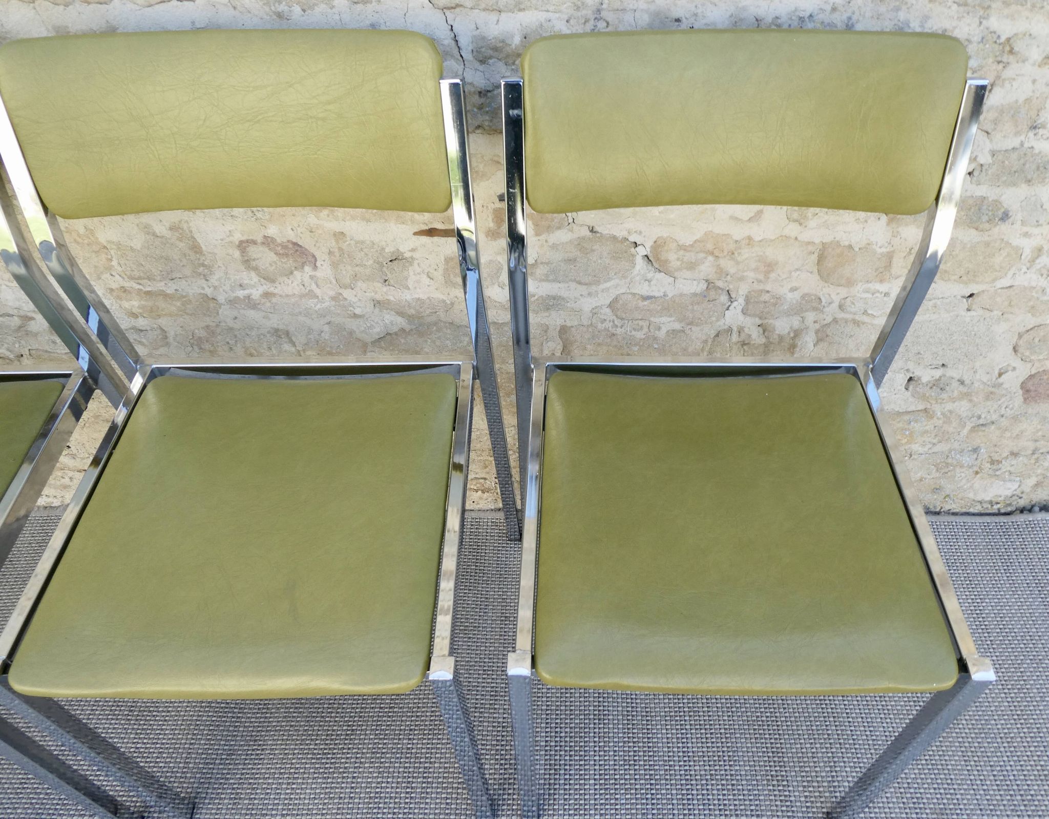 Lot of 3 chairs in chrome and khaki green skai, 70s