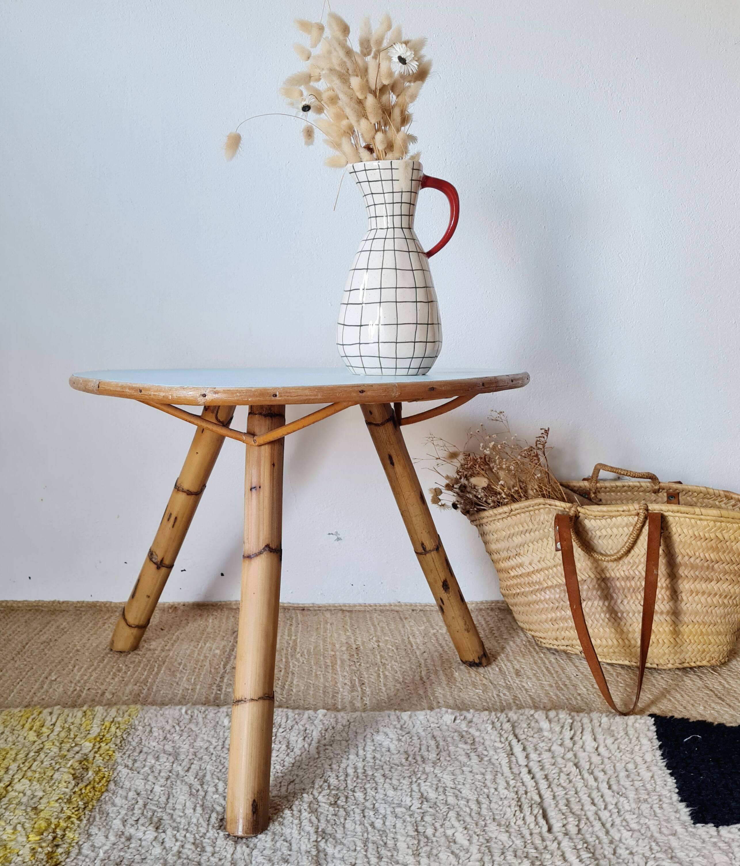 Table basse tripode – Rotin & Bambou – Plateau ovoïde bleu ciel