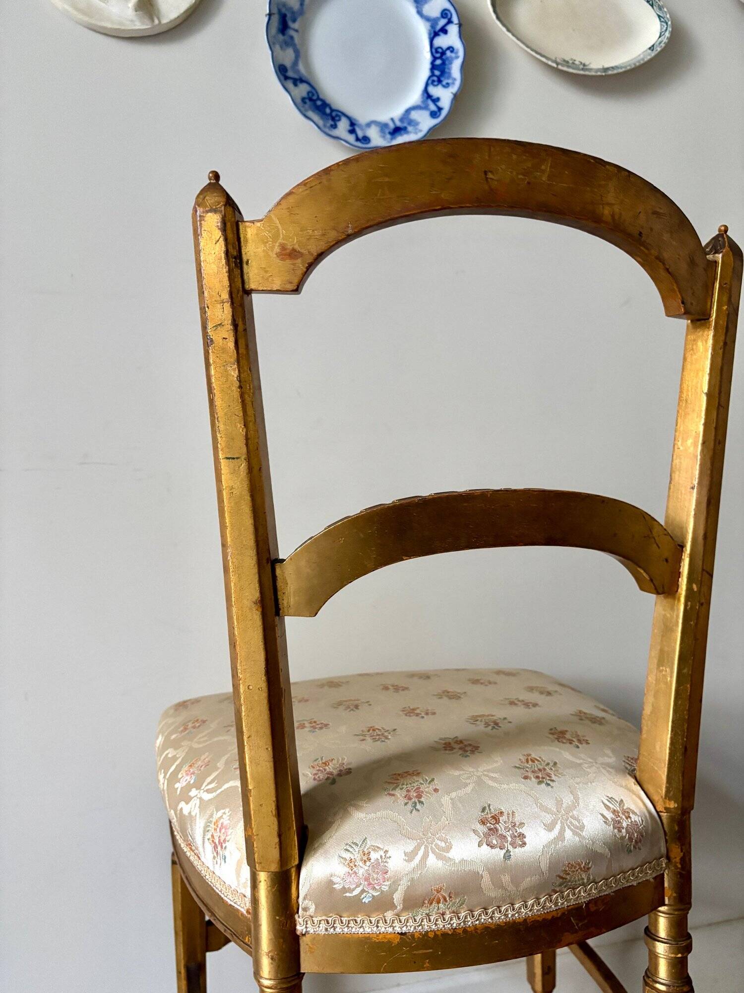 Chaise Napoléon III en bois doré et coton fleuri, XIXème siècle