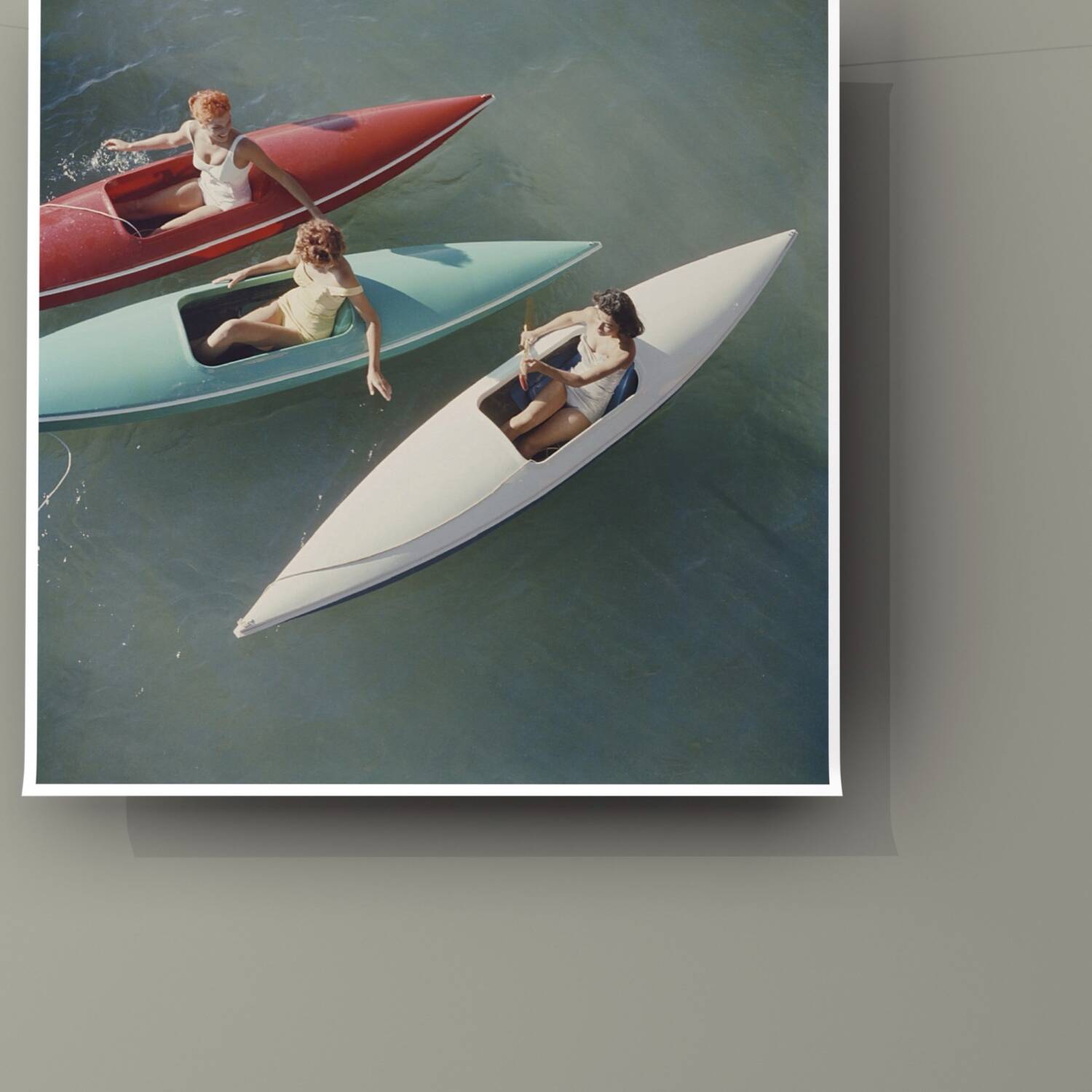 Slim Aarons, tirage d'art, Jeunes femmes faisant du canoë à Zephyr Cove, du côté Nevada du lac Tahoe, États-Unis, 1959