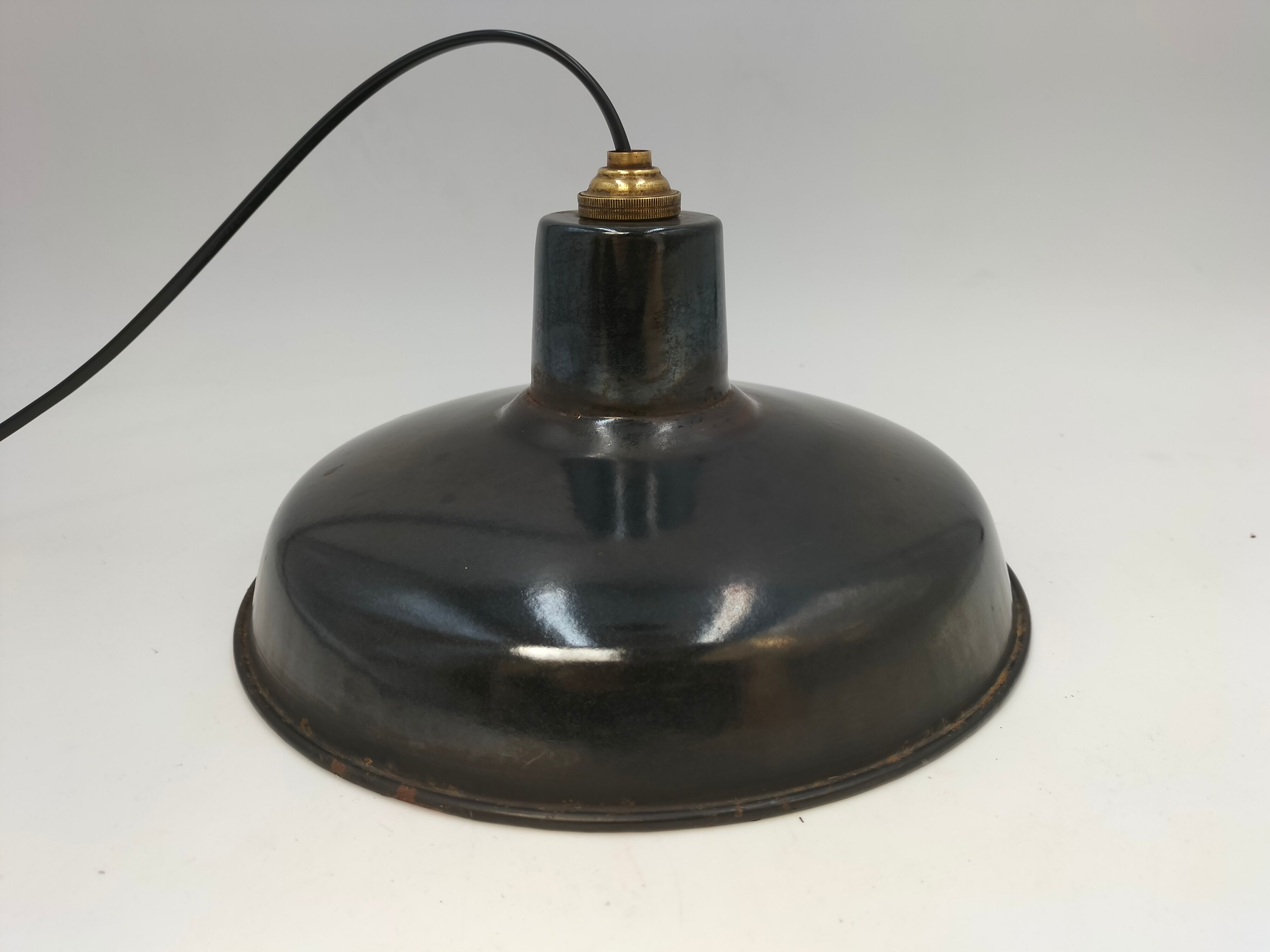 Industrial lamp in enamelled sheet metal