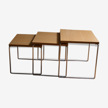 Pull-out table with metal legs