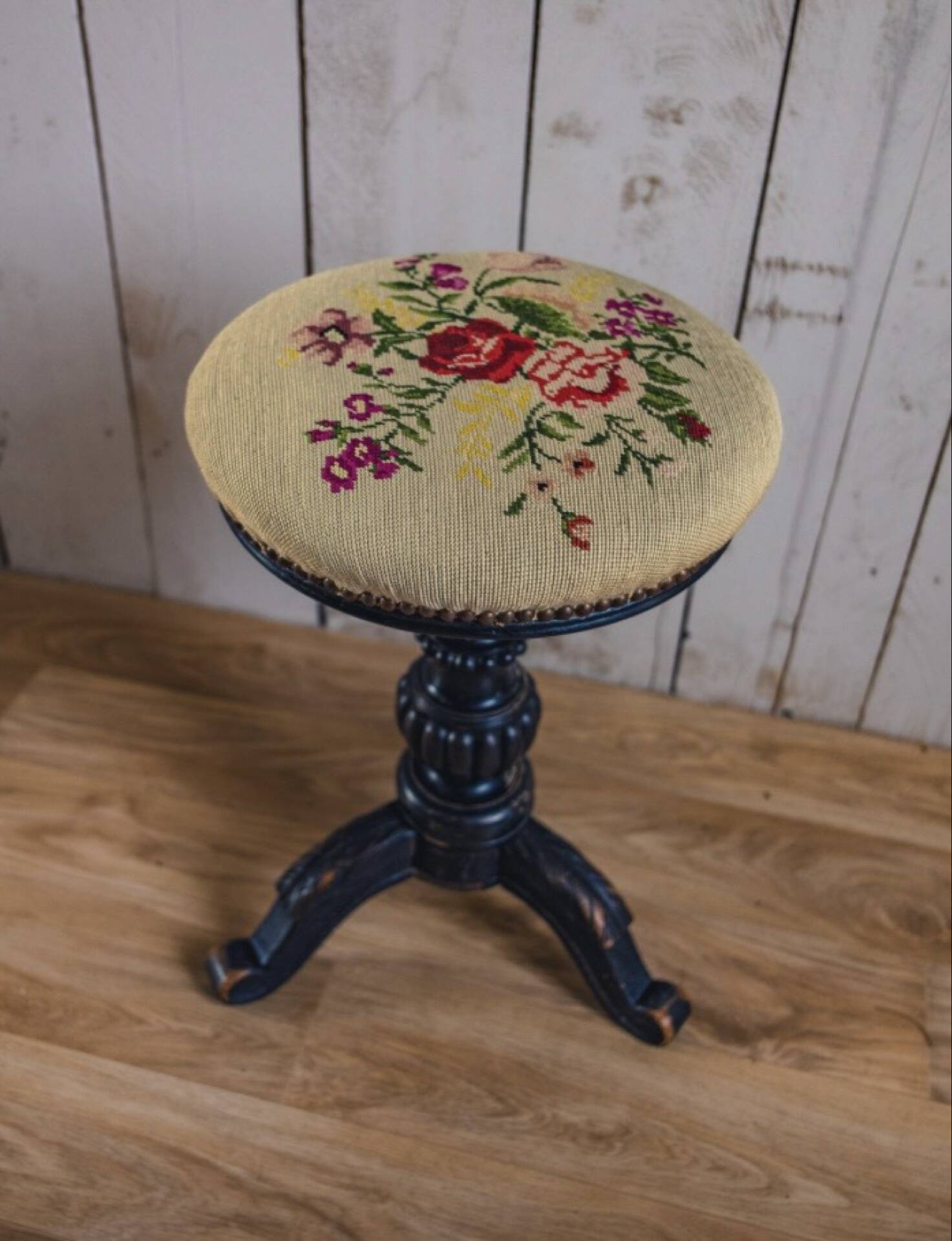 Tabouret de piano en bois noirci