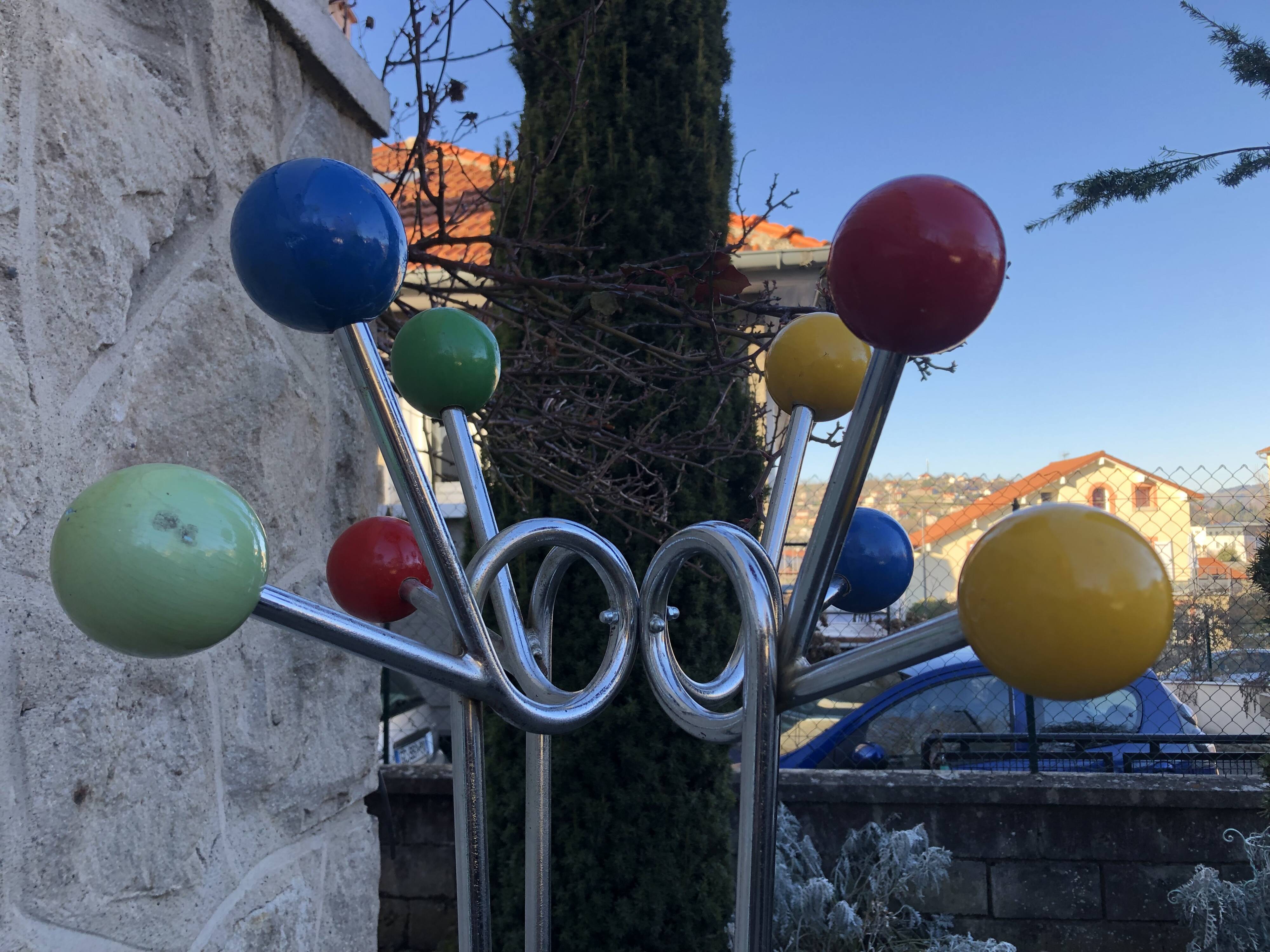 Porte manteau en métal chromé et boules colorées 1950-1970