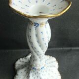 Bougeoir en porcelaine de Limoges forme fleur décorée d'un semis de fleurettes