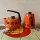 Bouilloire et cafetière vintage en métal émaillé et bakélite