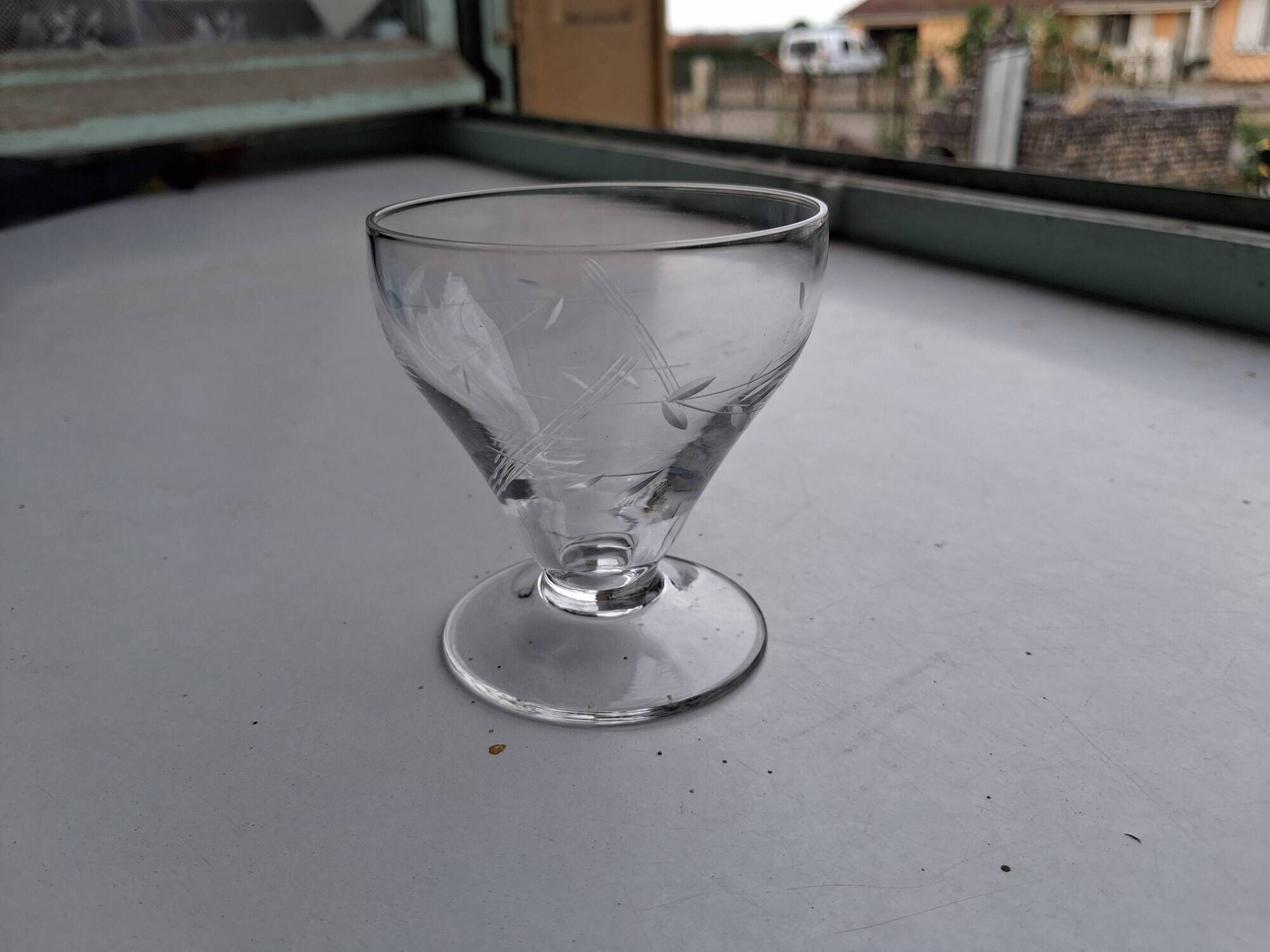 Set of engraved vintage glass.