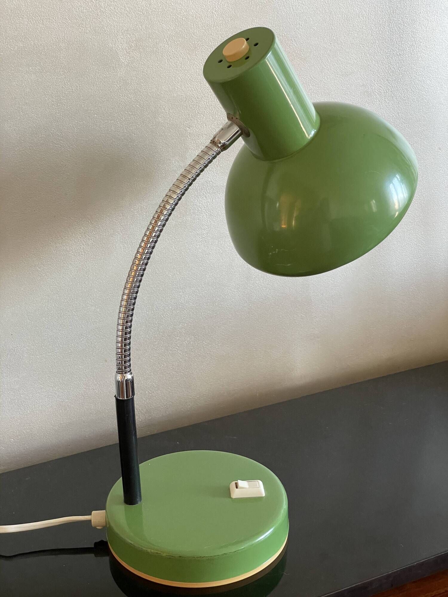 Large vintage desk lamp in articulated pistachio aluminum
