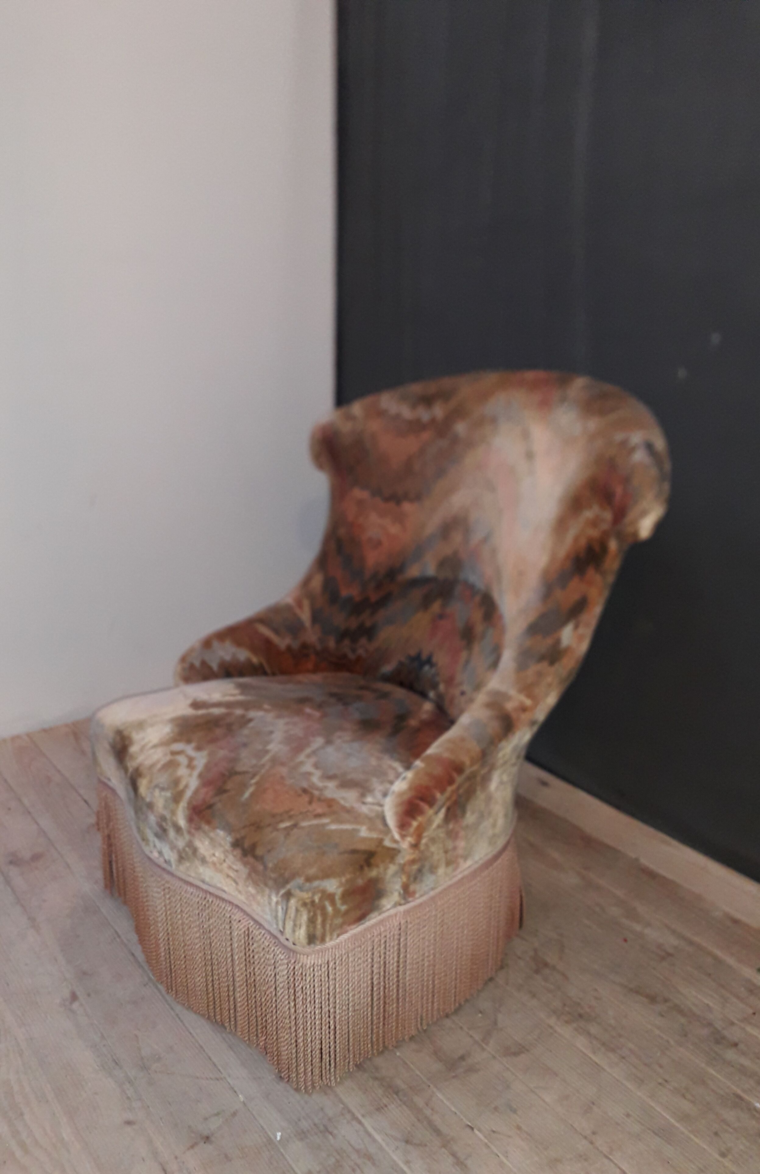 Fauteuil crapaud dossier chapeau de gendarme