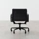 Chaise de bureau Eames EA435 Management Soft Pad entièrement noire par Herman Miller