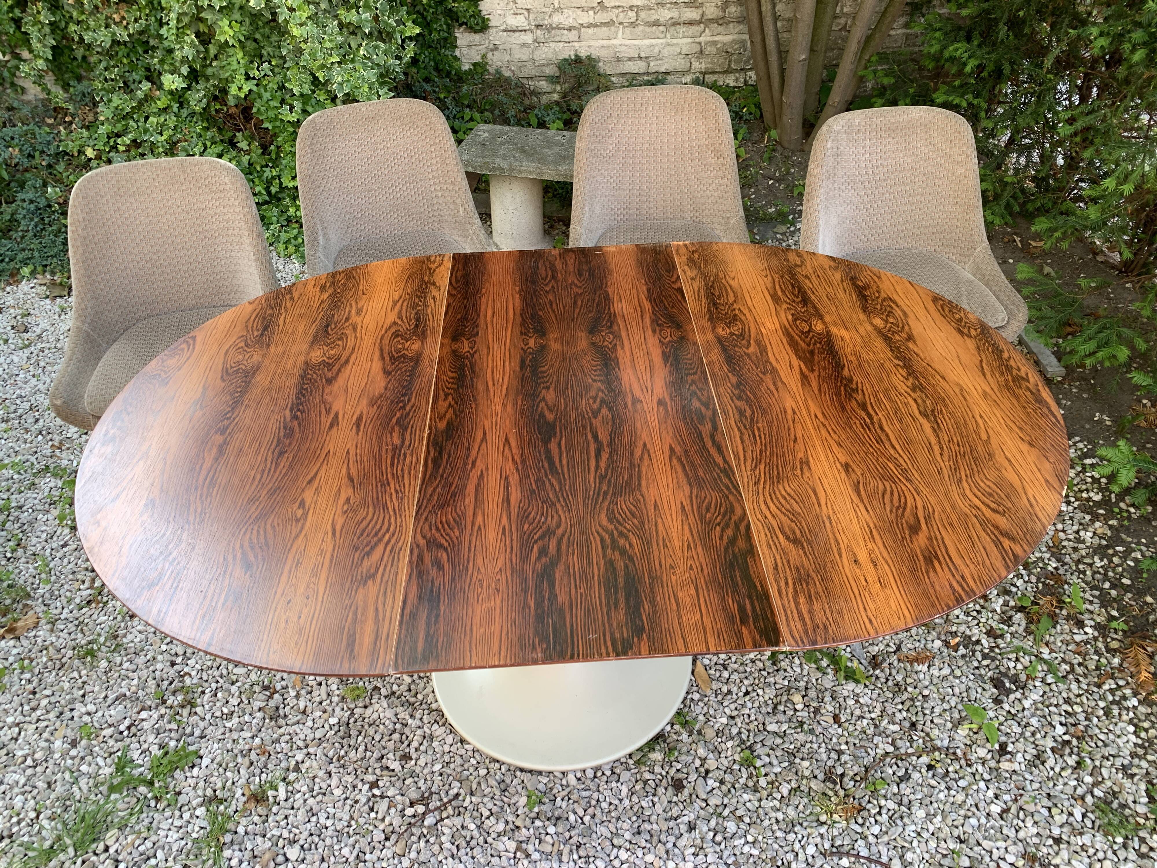 Table 70 and 4 tulip chair