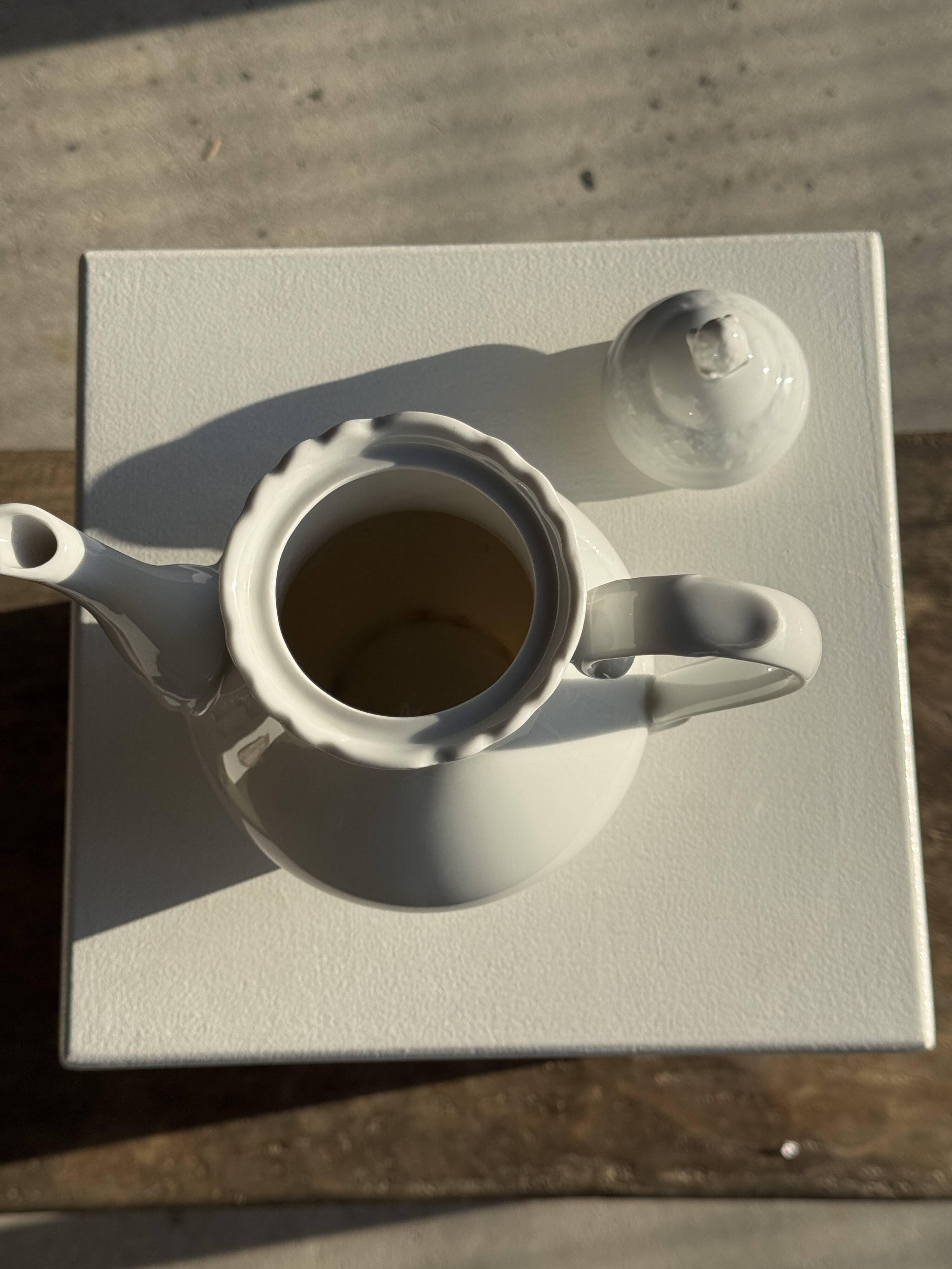 White Bavarian porcelain teapot H27