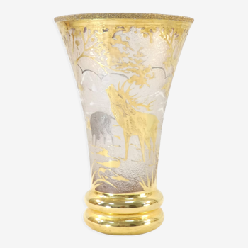 Vase en verre soufflé dégagé a l'acide doré décor au cervidé signé adat