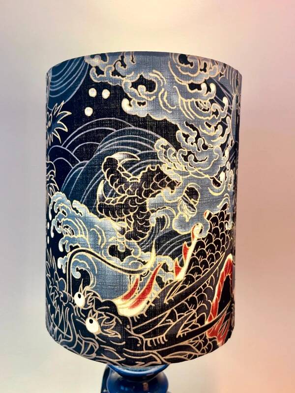 Vase en céramique ouest-allemande recyclé en lampe de table avec abat-jour japonais.