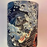 Vase en céramique ouest-allemande recyclé en lampe de table avec abat-jour japonais.