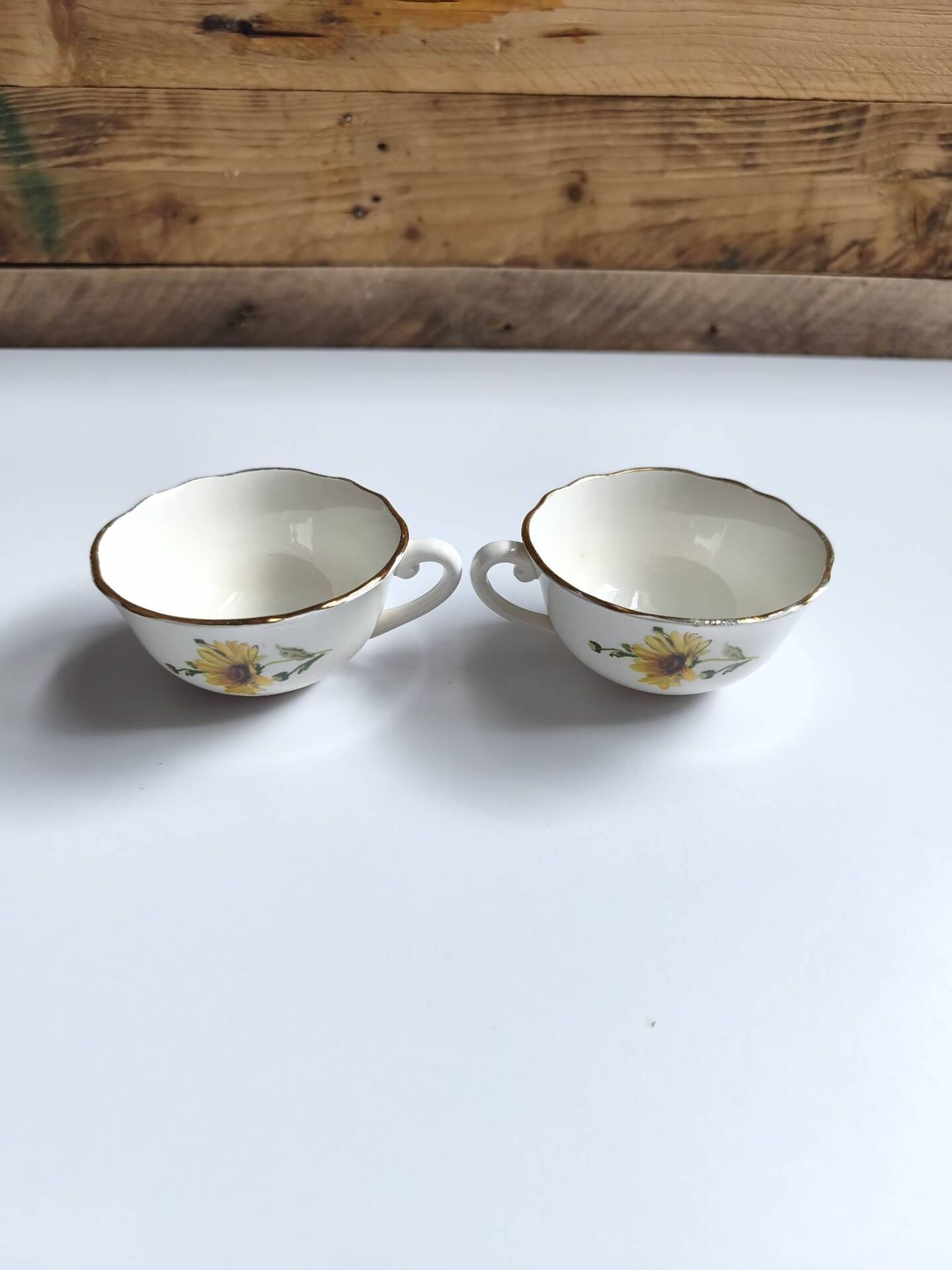 Set of 8 vintage cups with saucers Gien daisies.