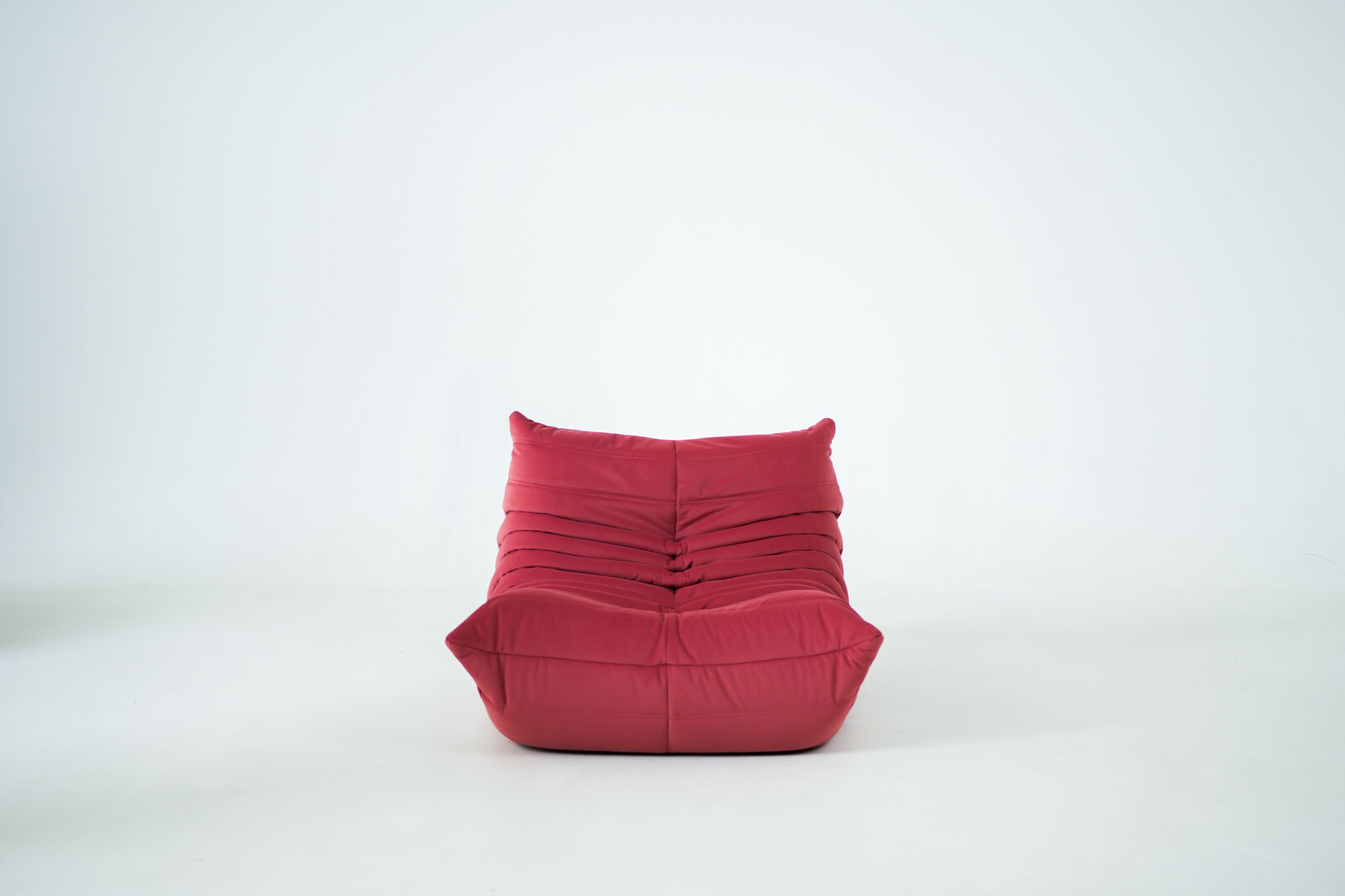 Togo set of chair and pouf in raspberry velvet