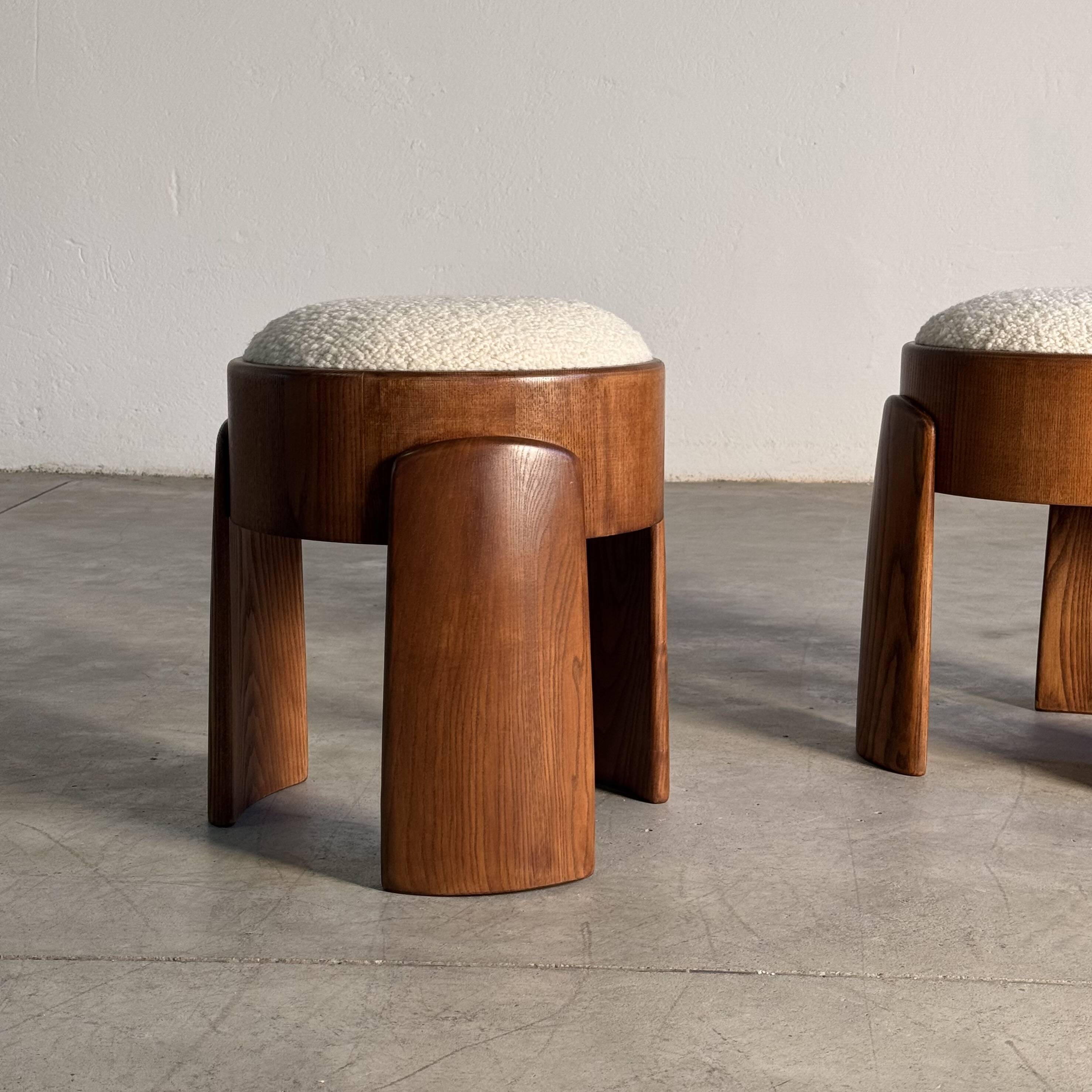 Paire de tabourets en frêne et tissu bouclé Dedar Milano par Forme