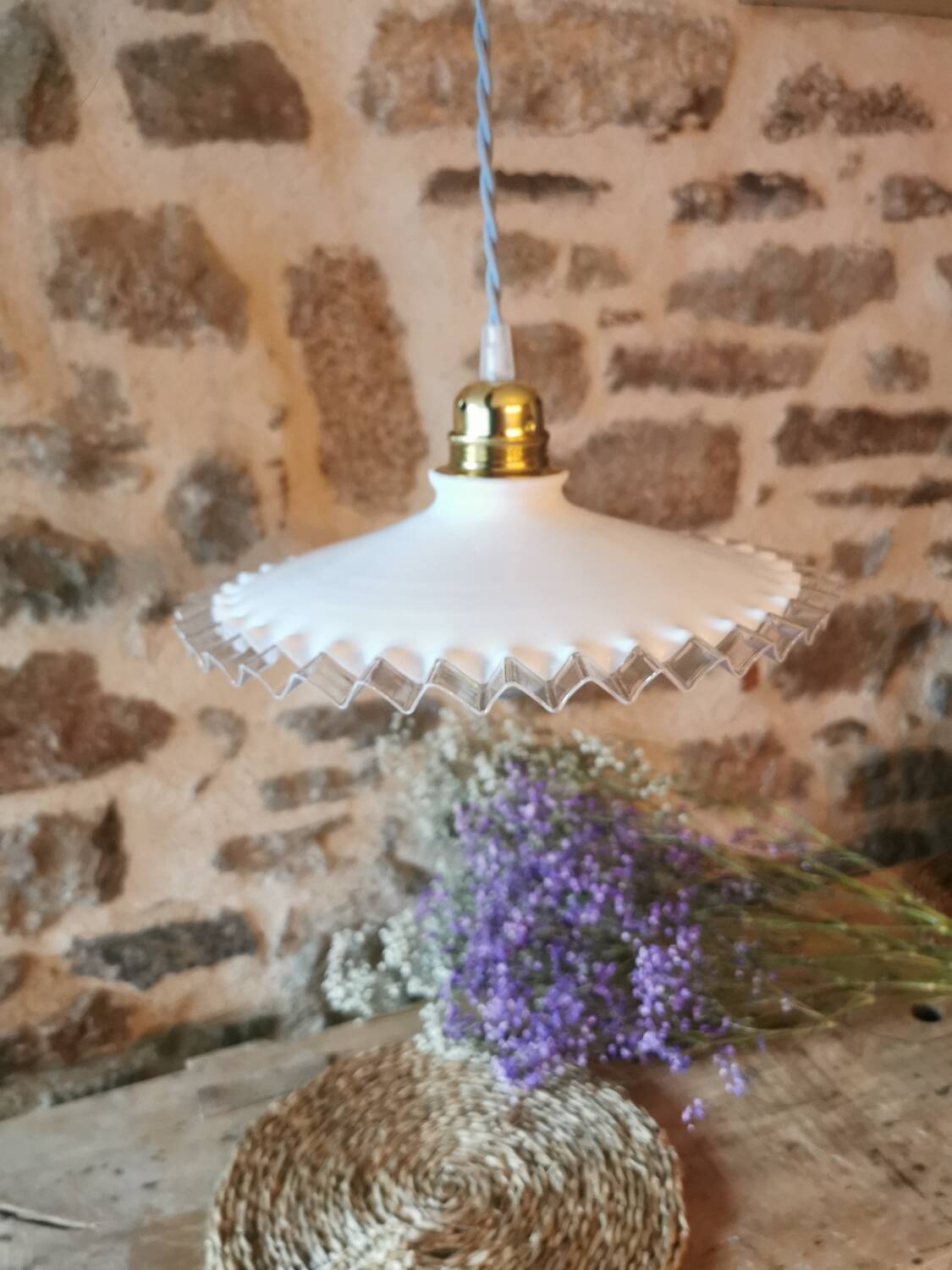 Suspension in white lace opaline, sky blue cable.