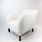Easy chair newly upholstered with sheep wool and legs of polished wood by Fritz Hansen, 1930s
