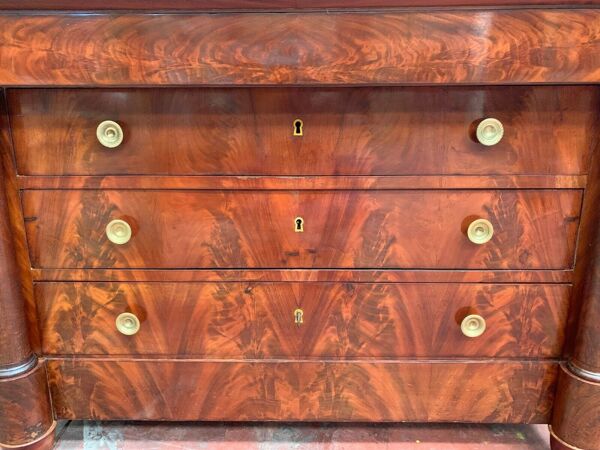 Commode d'époque Empire a colonnes détachées XIX siècle Commode acajou flammé