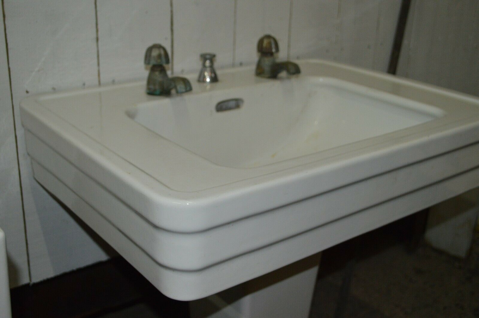 Earthenware sink