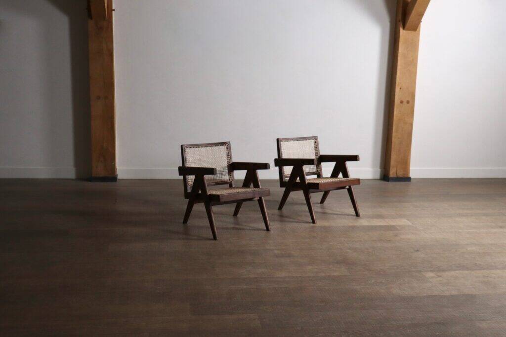 Chaises longues Pierre Jeanneret PJ-SI-29-A en teck et en rotin, années 1950.