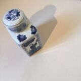 Chinese porcelain urn and hand-painted blue patterns