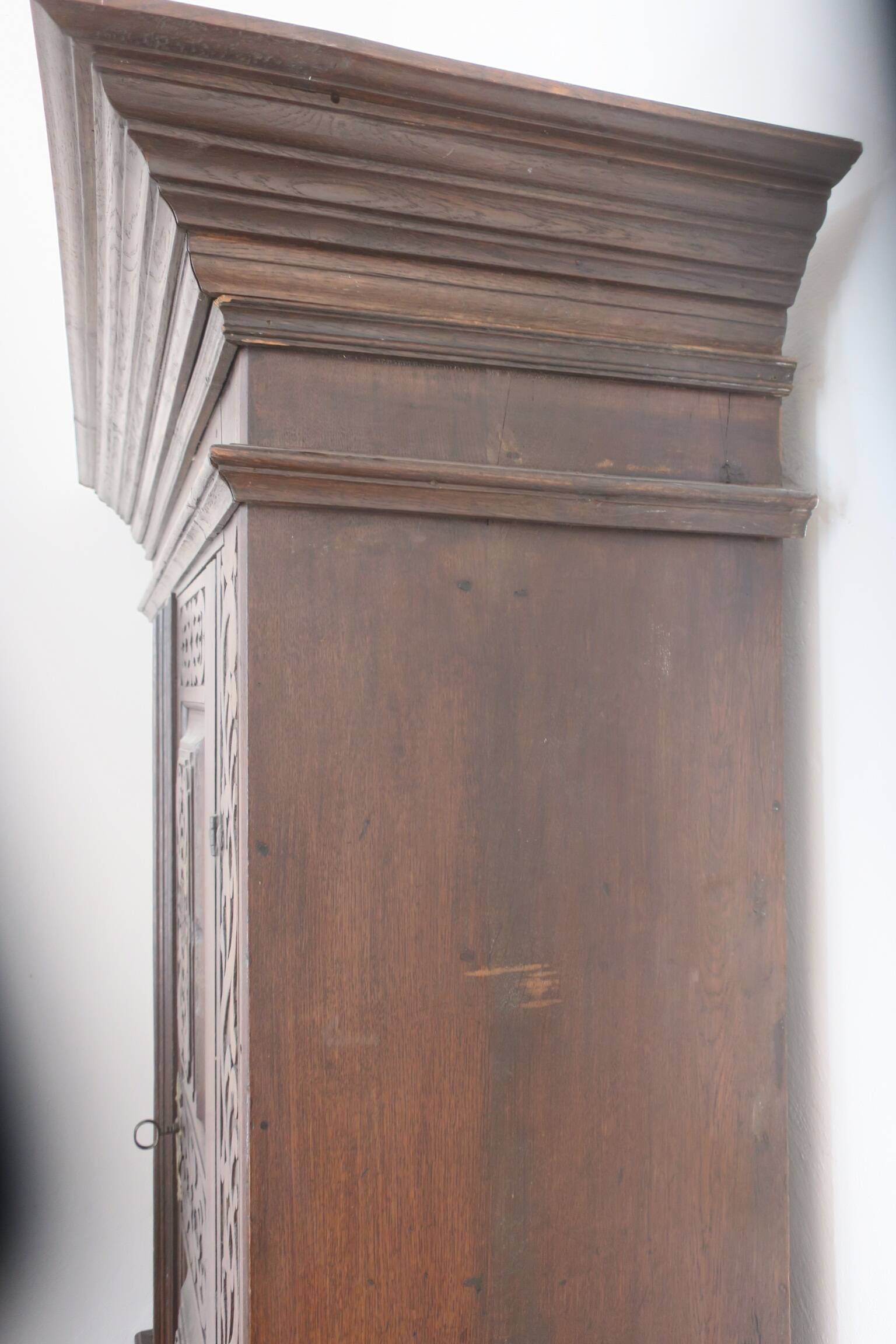 Armoire de ferme en chêne sculpté antique, 1780