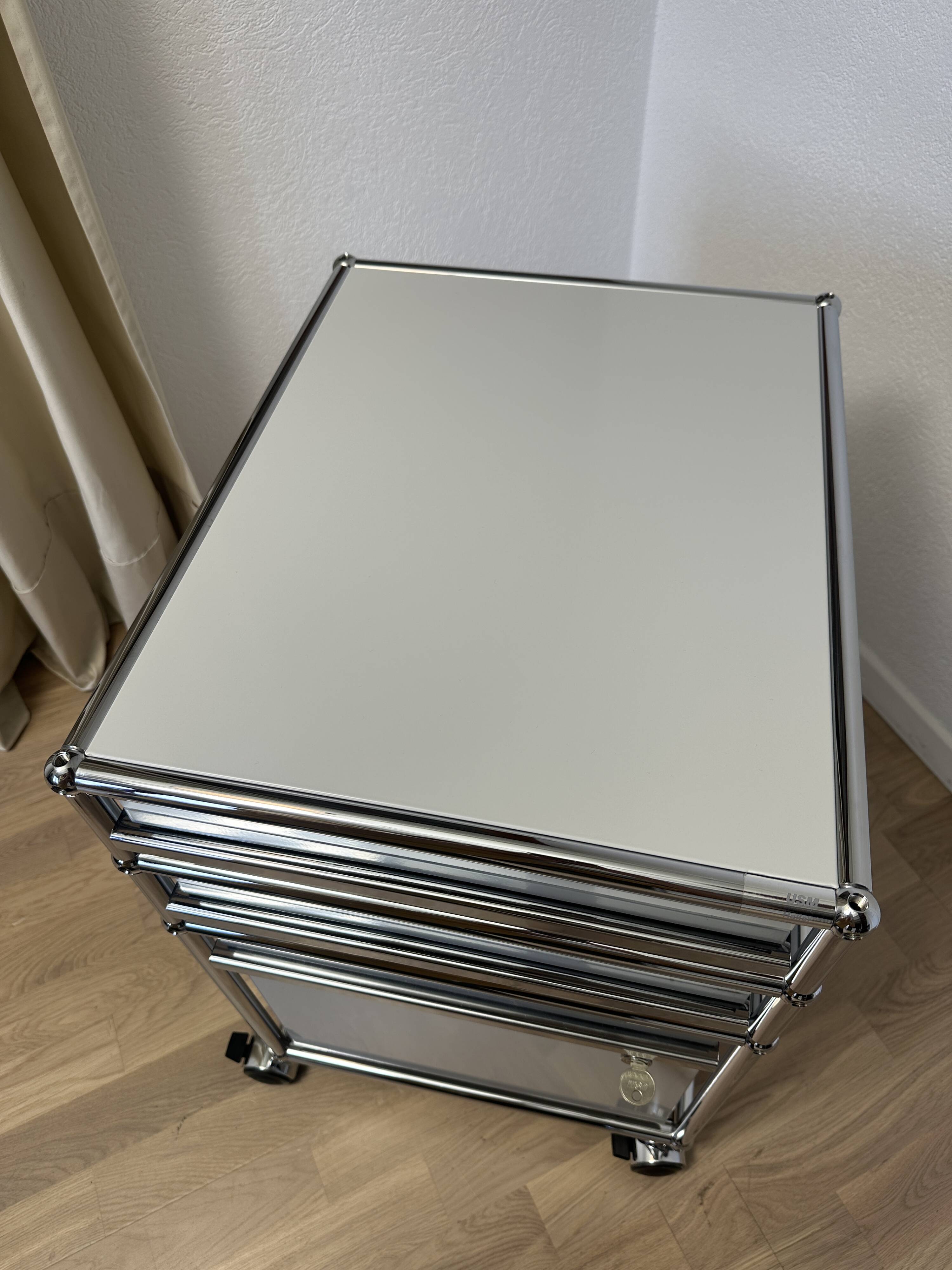 Caisson sur roulettes USM Haller gris clair