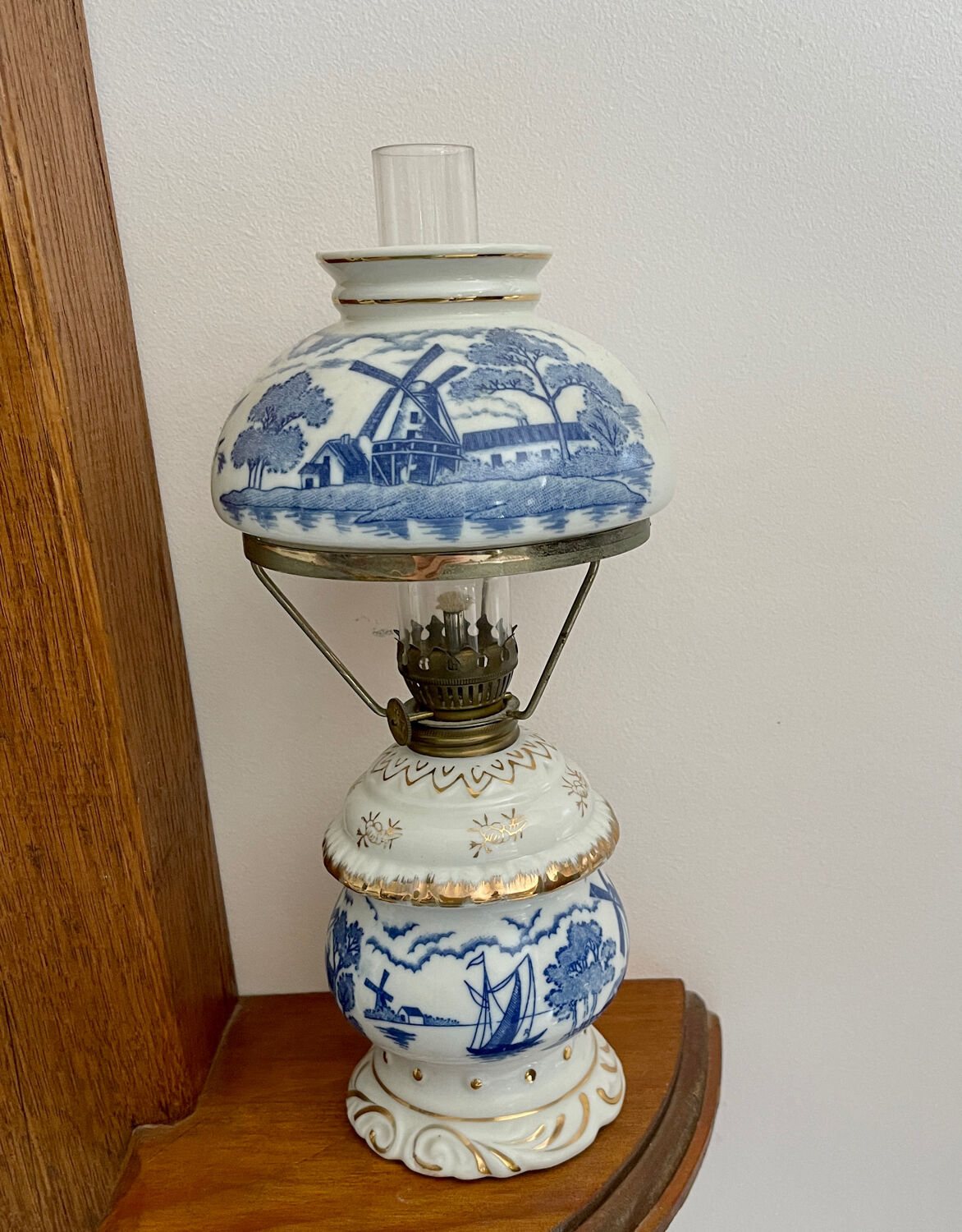 Lampe à pétrole en porcelaine de delphe
