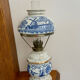 Lampe à pétrole en porcelaine de delphe