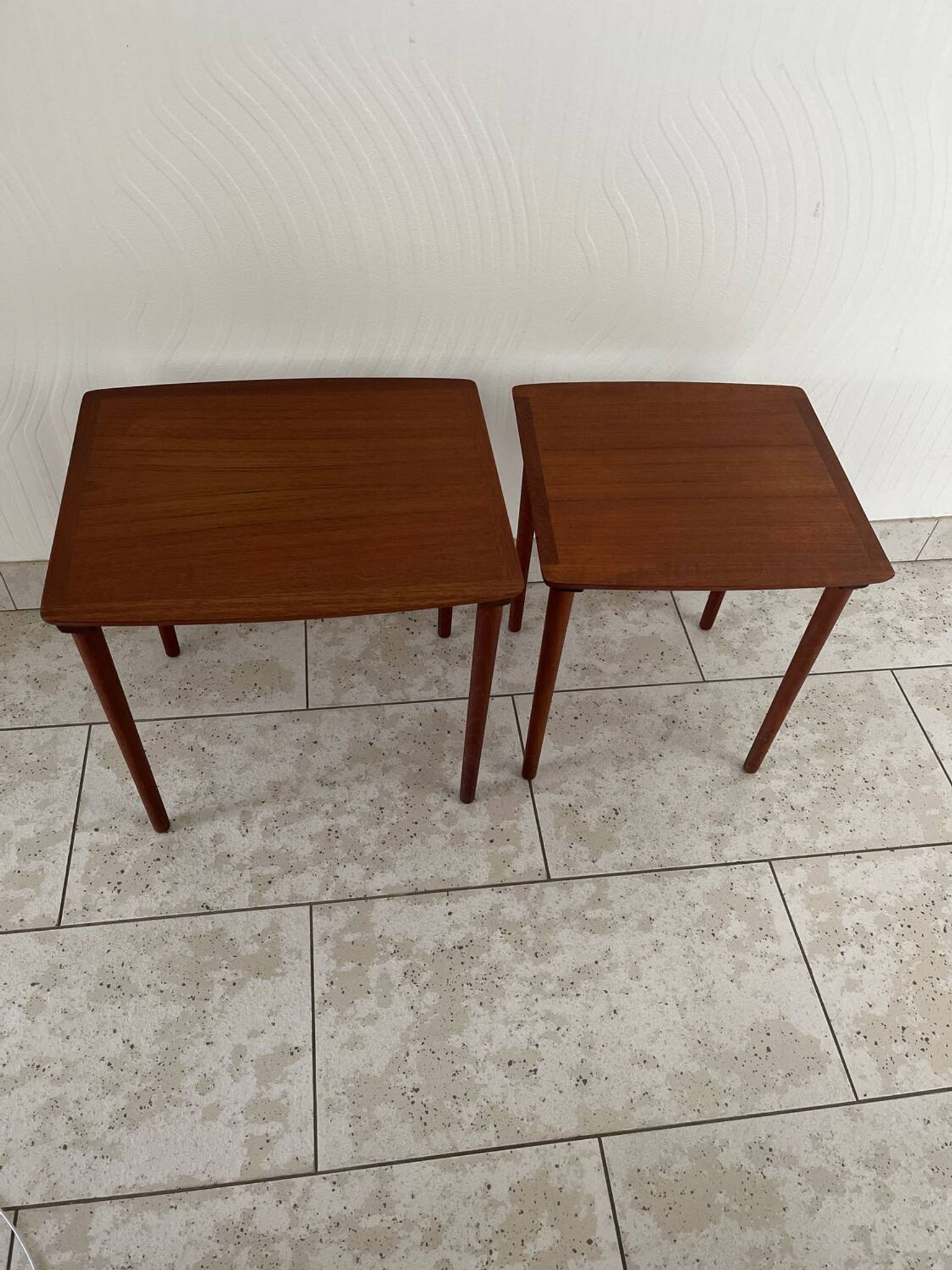2 tables gigognes en bois pied moulé