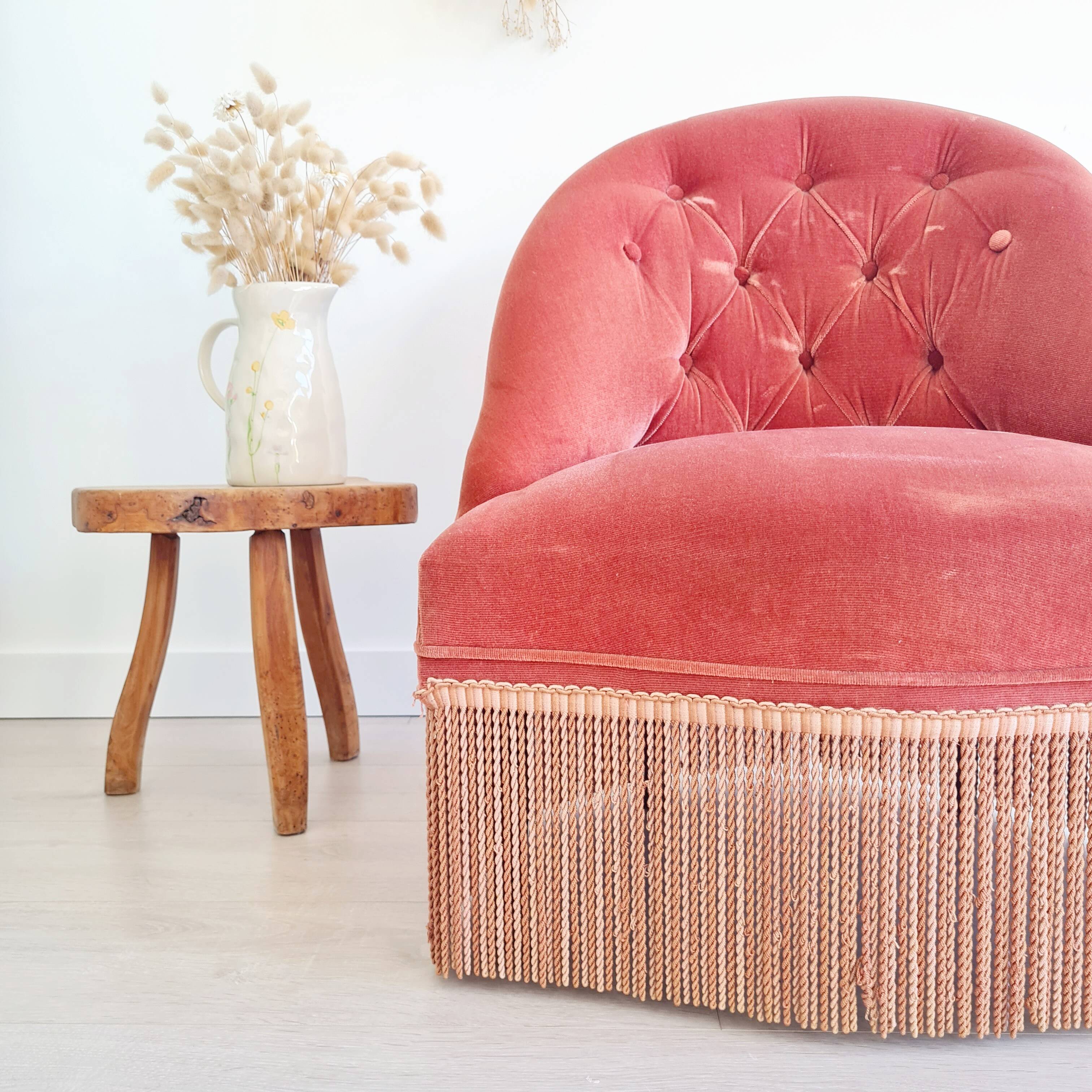 Fauteuil crapaud rose capitonné avec franges