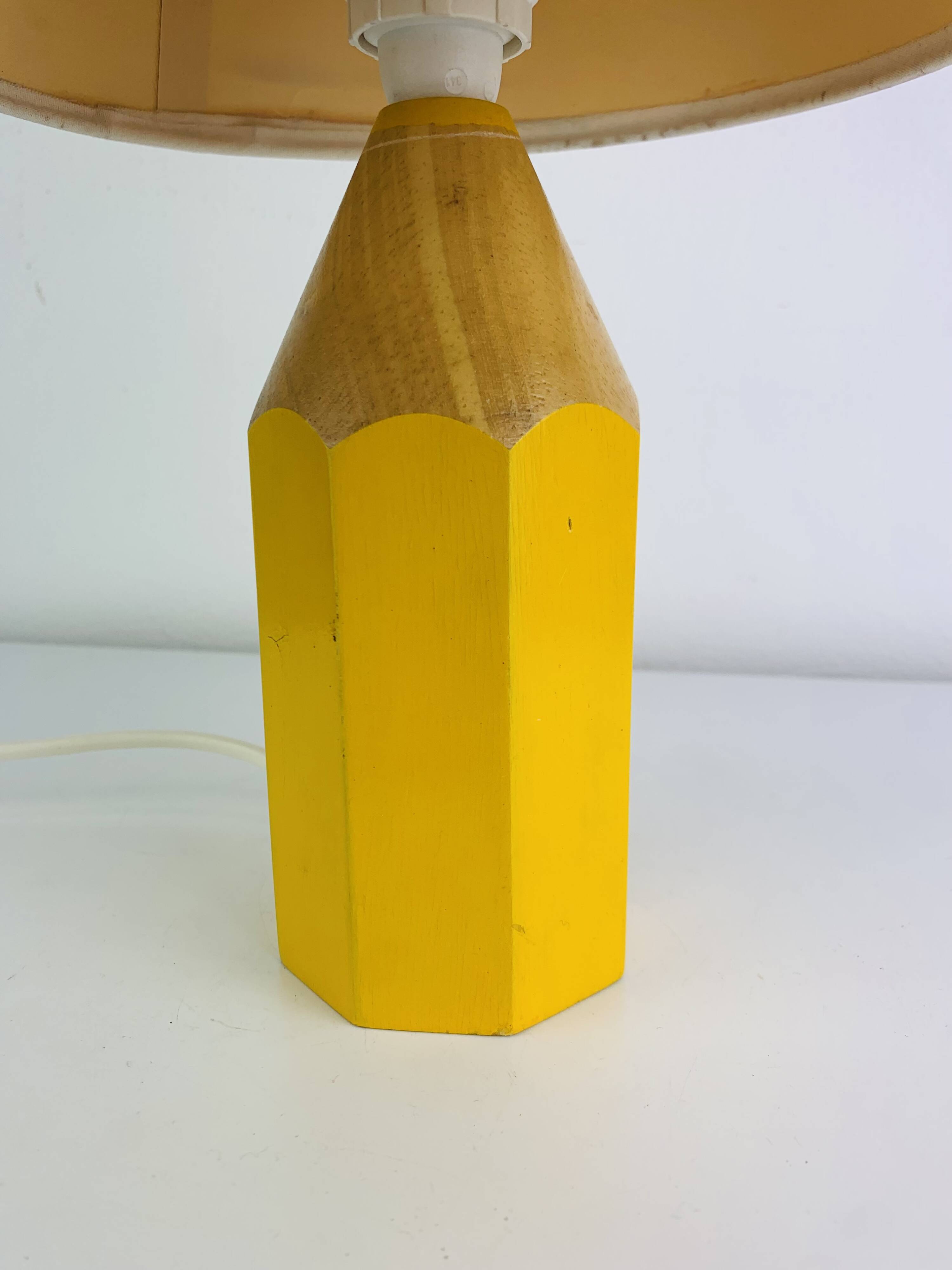 Lampe crayon en bois jaune vintage, style Pierre Sala, pour enfants