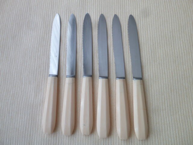 Set of 6 Pradel table knives stainless steel serrated blades, bakelite handles