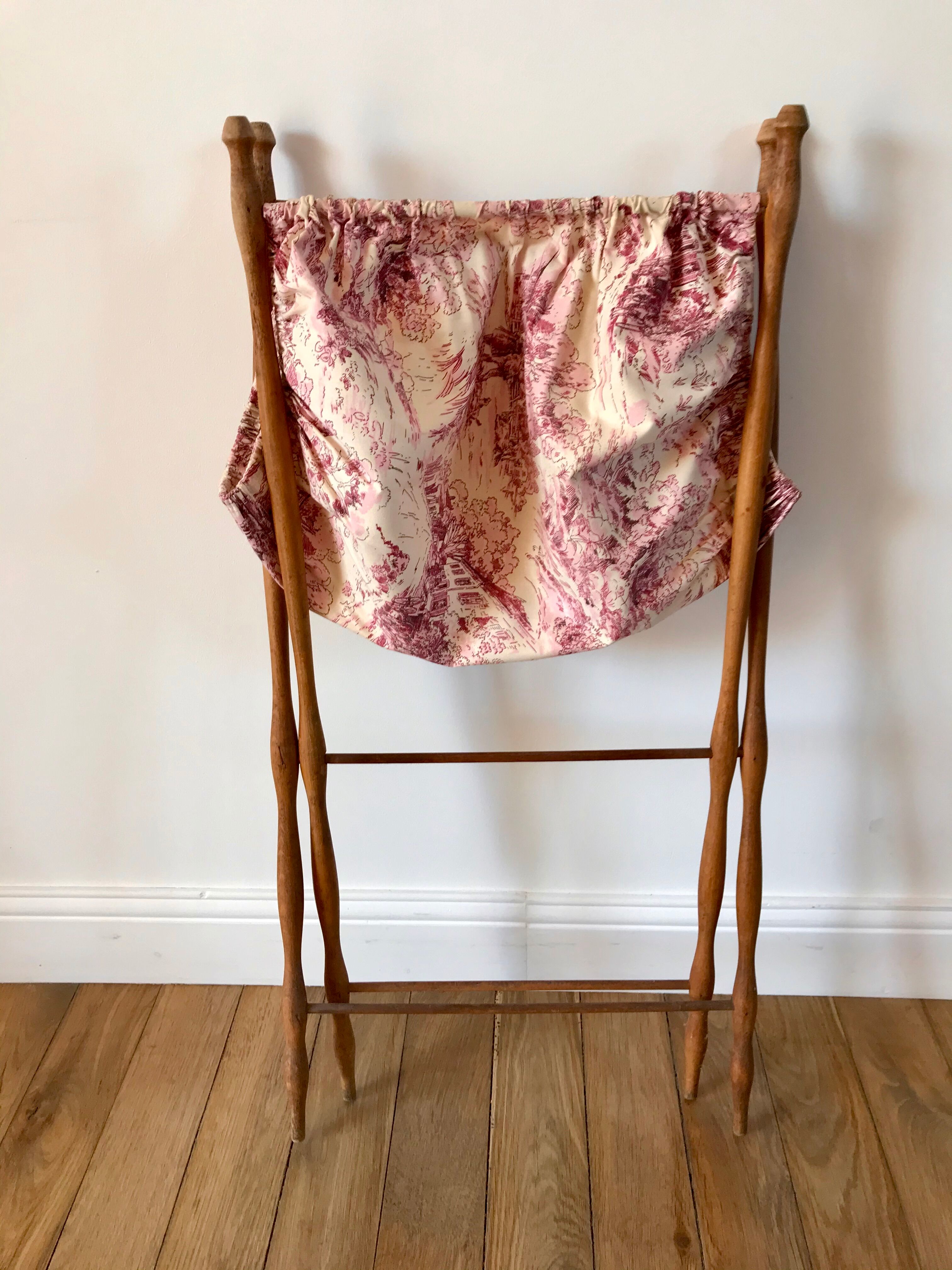 Travailleuse / panier sur pied ancien en bois de hêtre et toile de jouy début xx