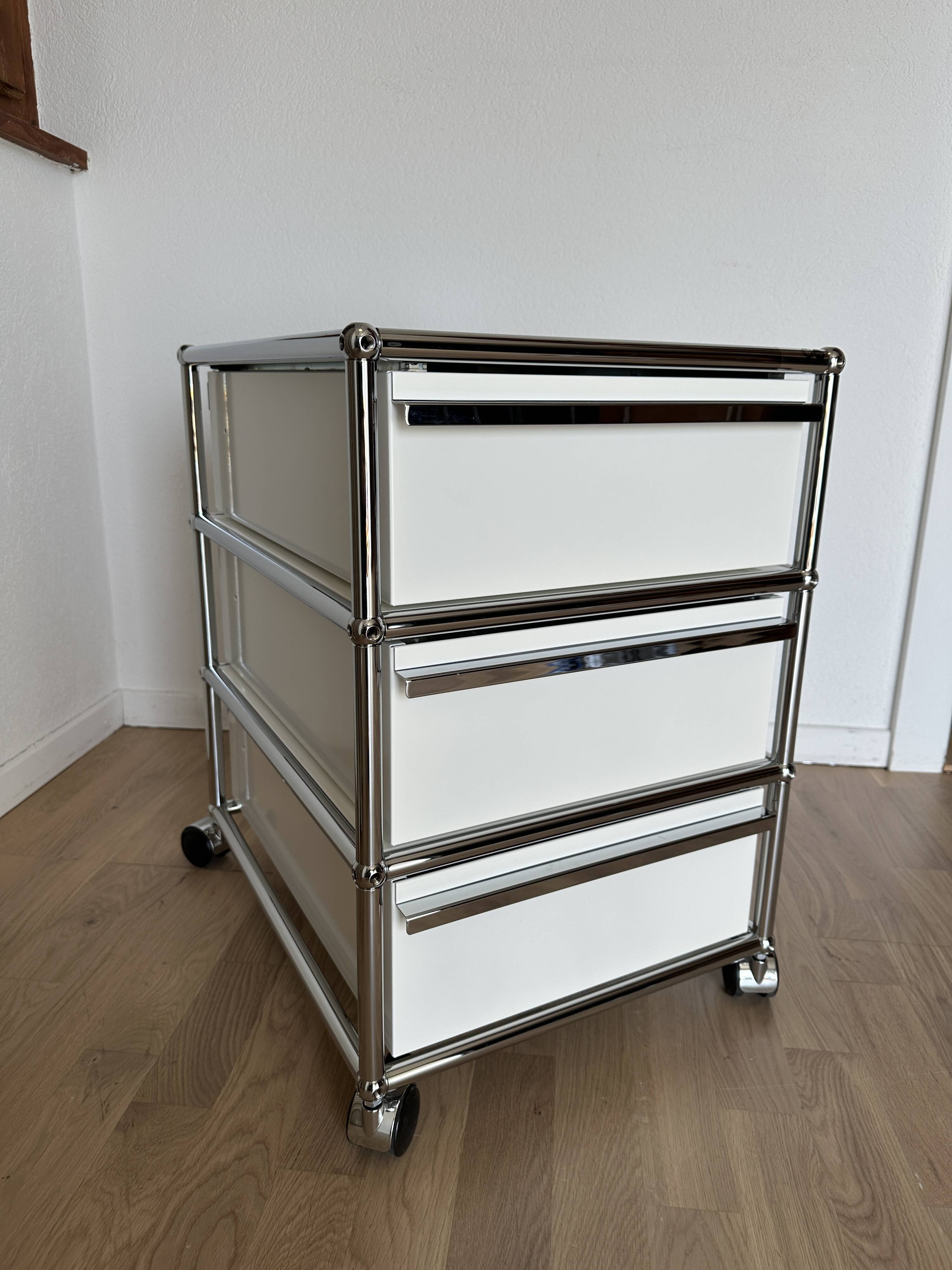 USM Haller wheeled caisson in Pure White