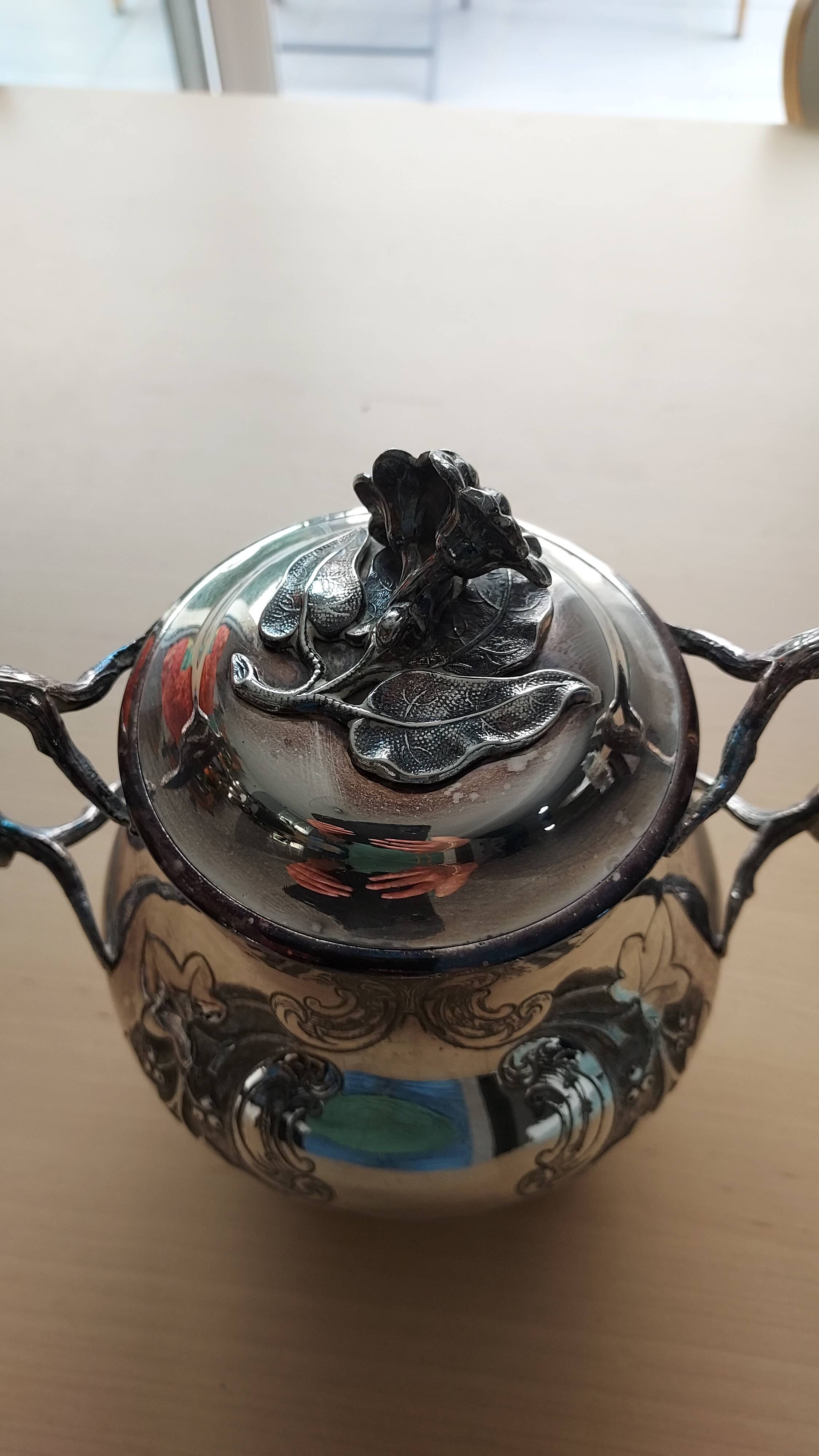 Teapot and sugar bowl in silver-plated metal.