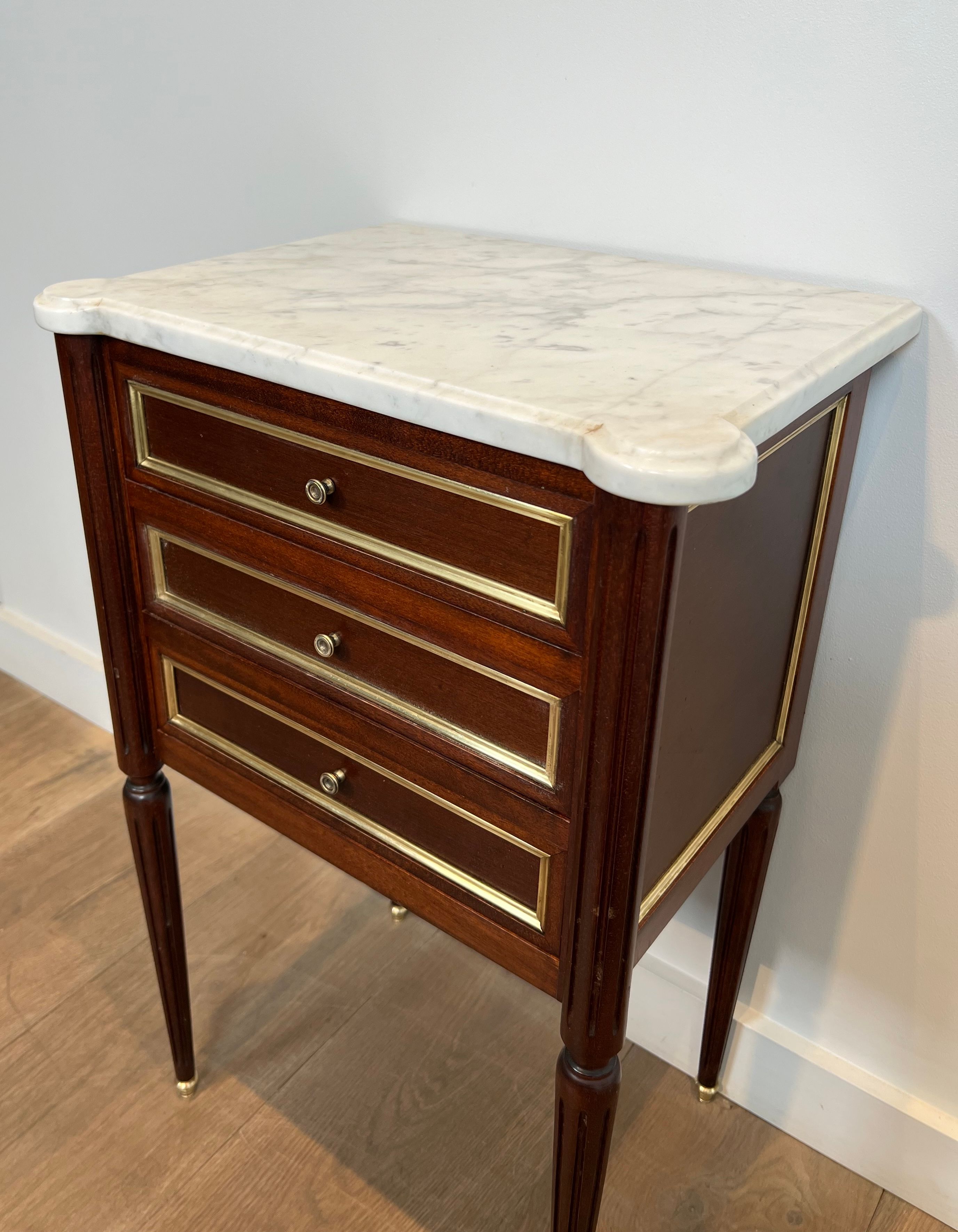 Pair of mahogany and brass side tables or bedside tables with Carrara marble tops.