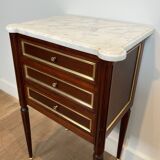 Pair of mahogany and brass side tables or bedside tables with Carrara marble tops.
