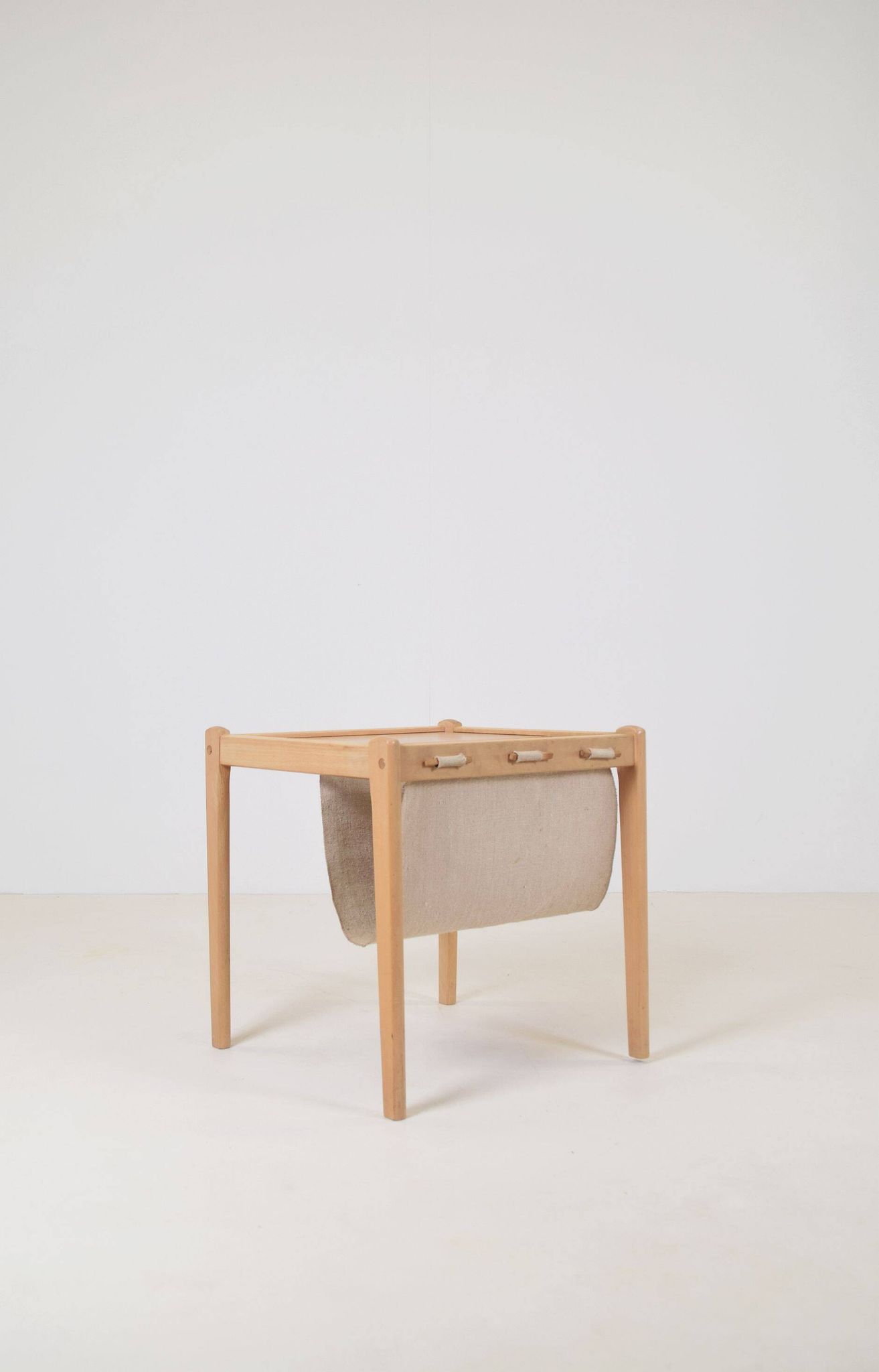 Table d'appoint danoise avec porte-revues par S.P. Jensen pour BRDR Furbo