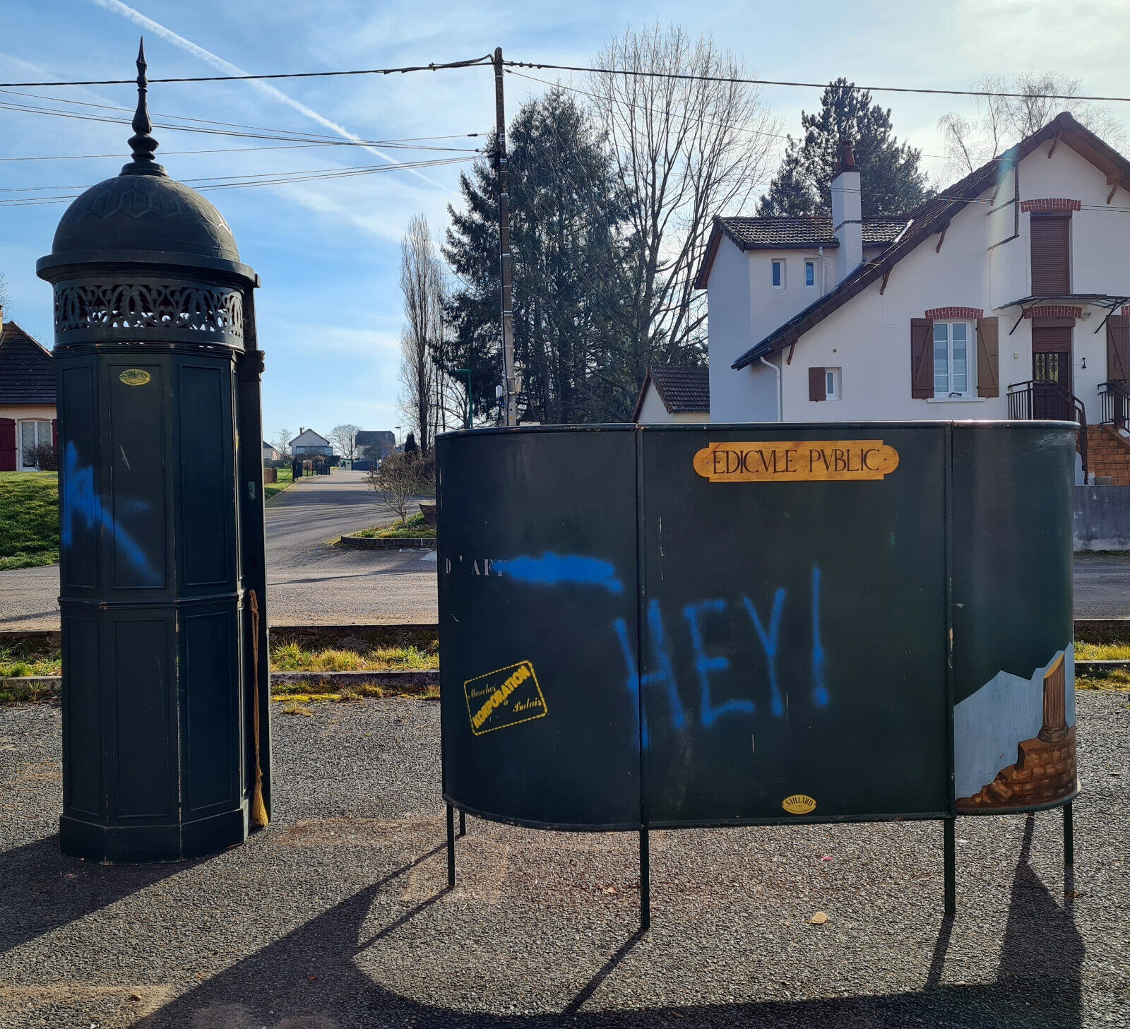 Public edicule made in sets for a former theater of Franche Comté