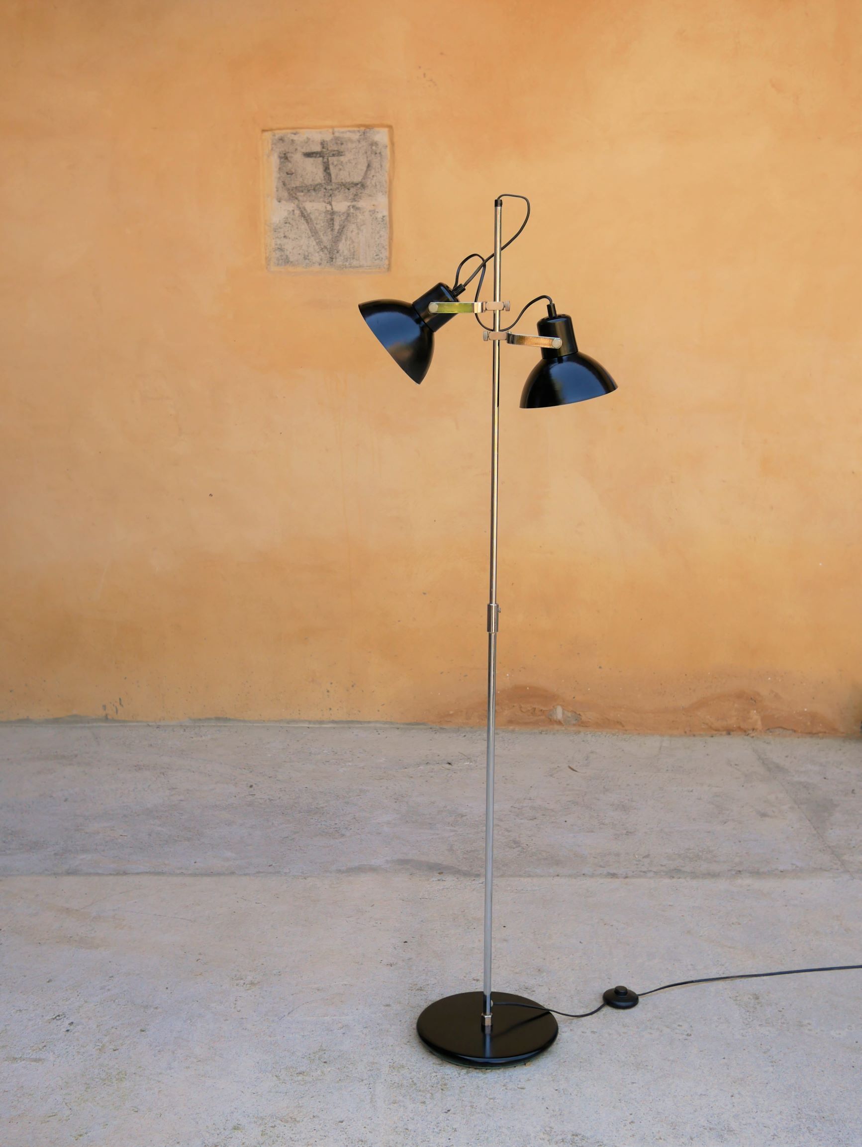 Lampadaire en métal noir avec 2 spots
