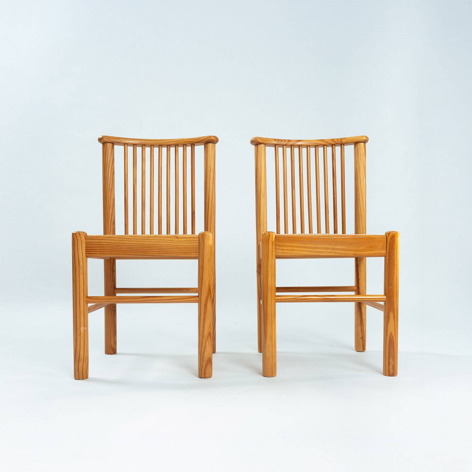 2 vintage chairs in pinewood with braided seat, 1970s