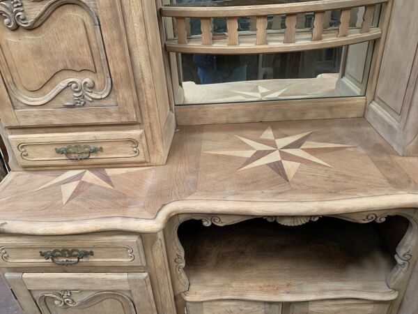 Buffet deux corps de style Louis XV en chêne massif XX siècle