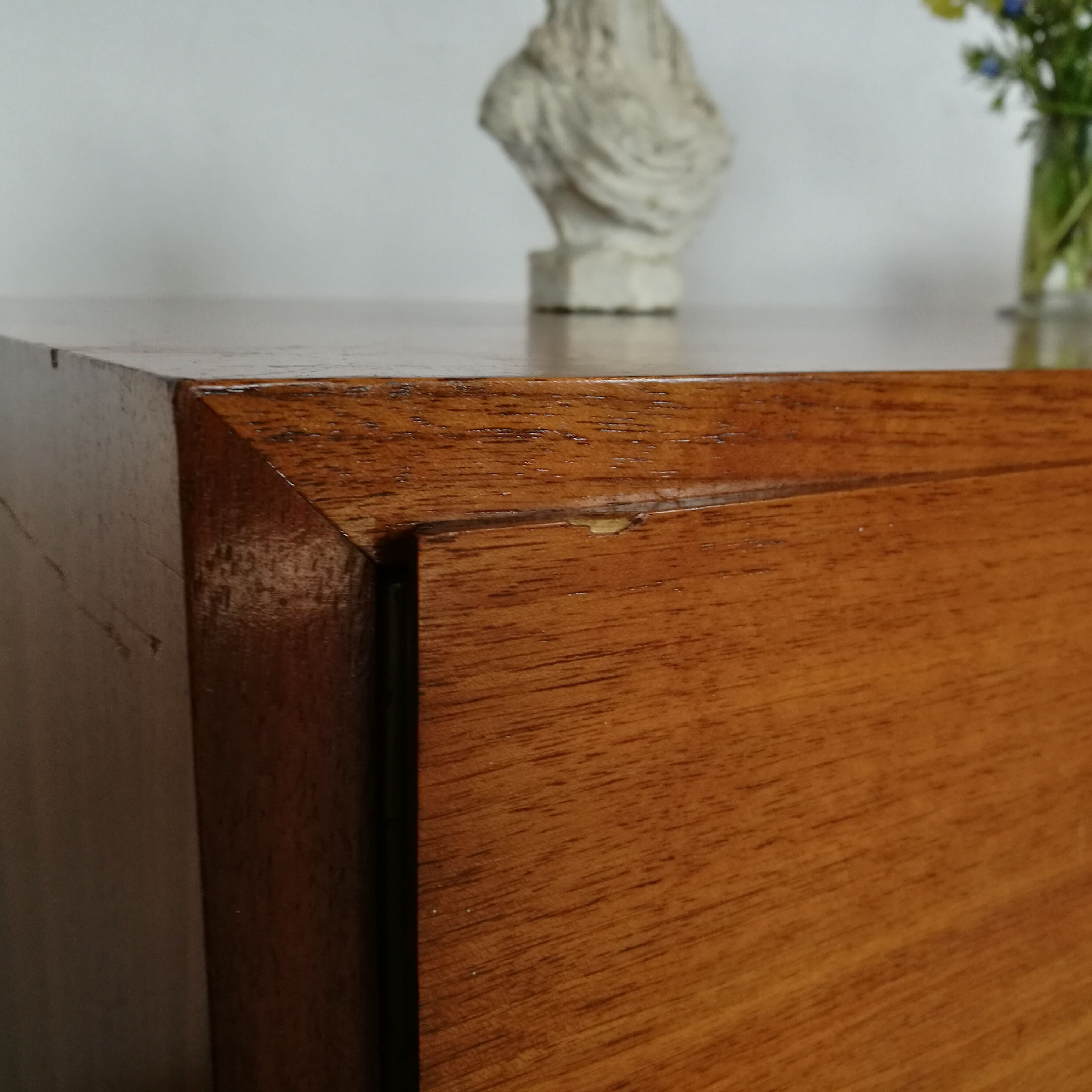 Modernist-style box buffet